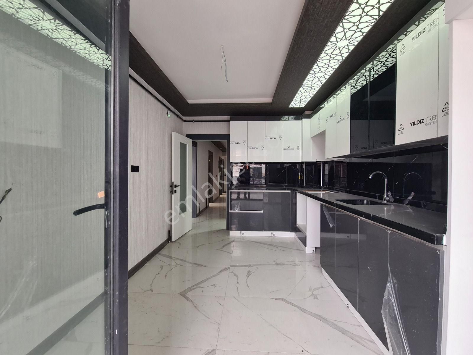 Estergon Cad. Paraleli 3.kat Konumlu Sıfır Binada Köşe 3+1 Daire - Görsel 3