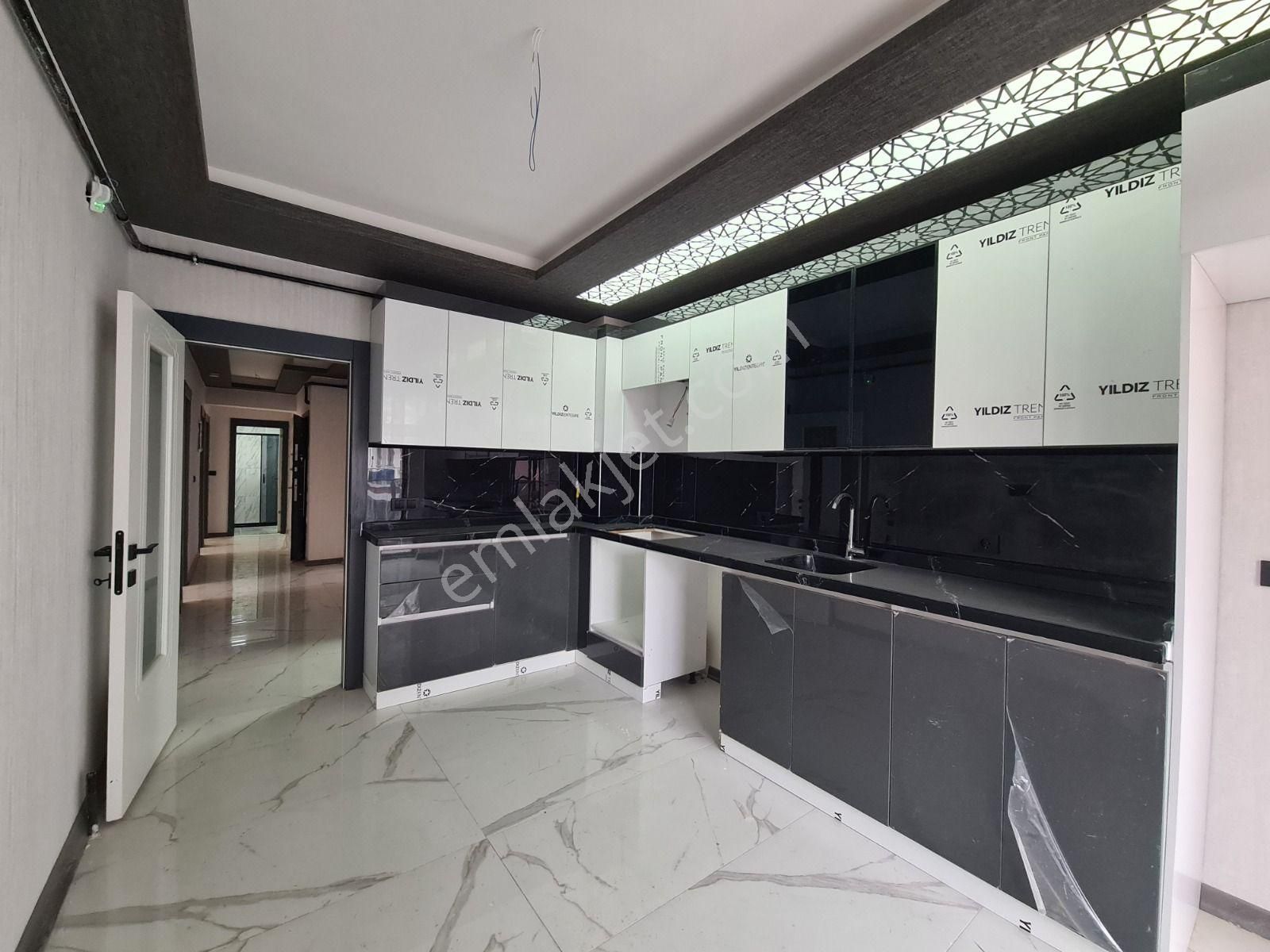 Estergon Cad. Paraleli 3.kat Konumlu Sıfır Binada Köşe 3+1 Daire