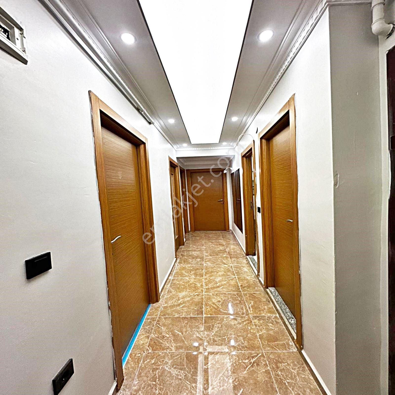 Metrobüse Yakın Ultra Dekorlu Kulanışlı 2+1 Temiz Satılık Daire