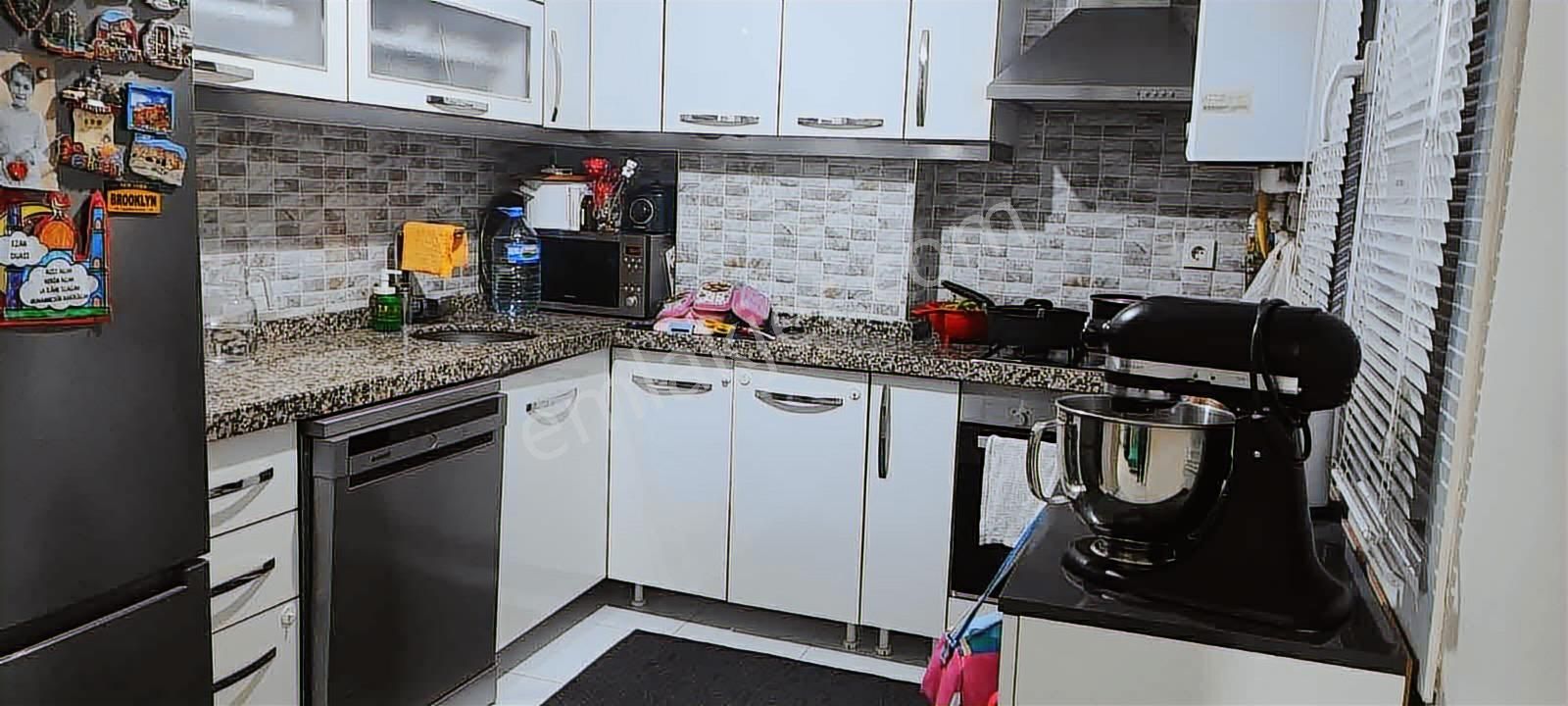 Siyavuşpaşada Asansörlü 2015 Yapımı 85m2 2+1 Kombili 3.kat Boş