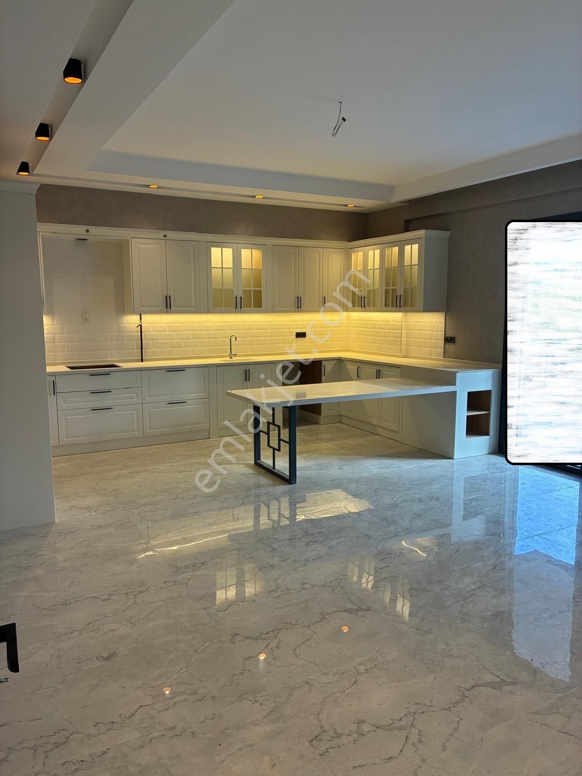 Ender Uysal Gayrimenkul'den Çakmak’ta Havuzlu Sitede Ara Kat Lüks 3.5+1... - Görsel 2