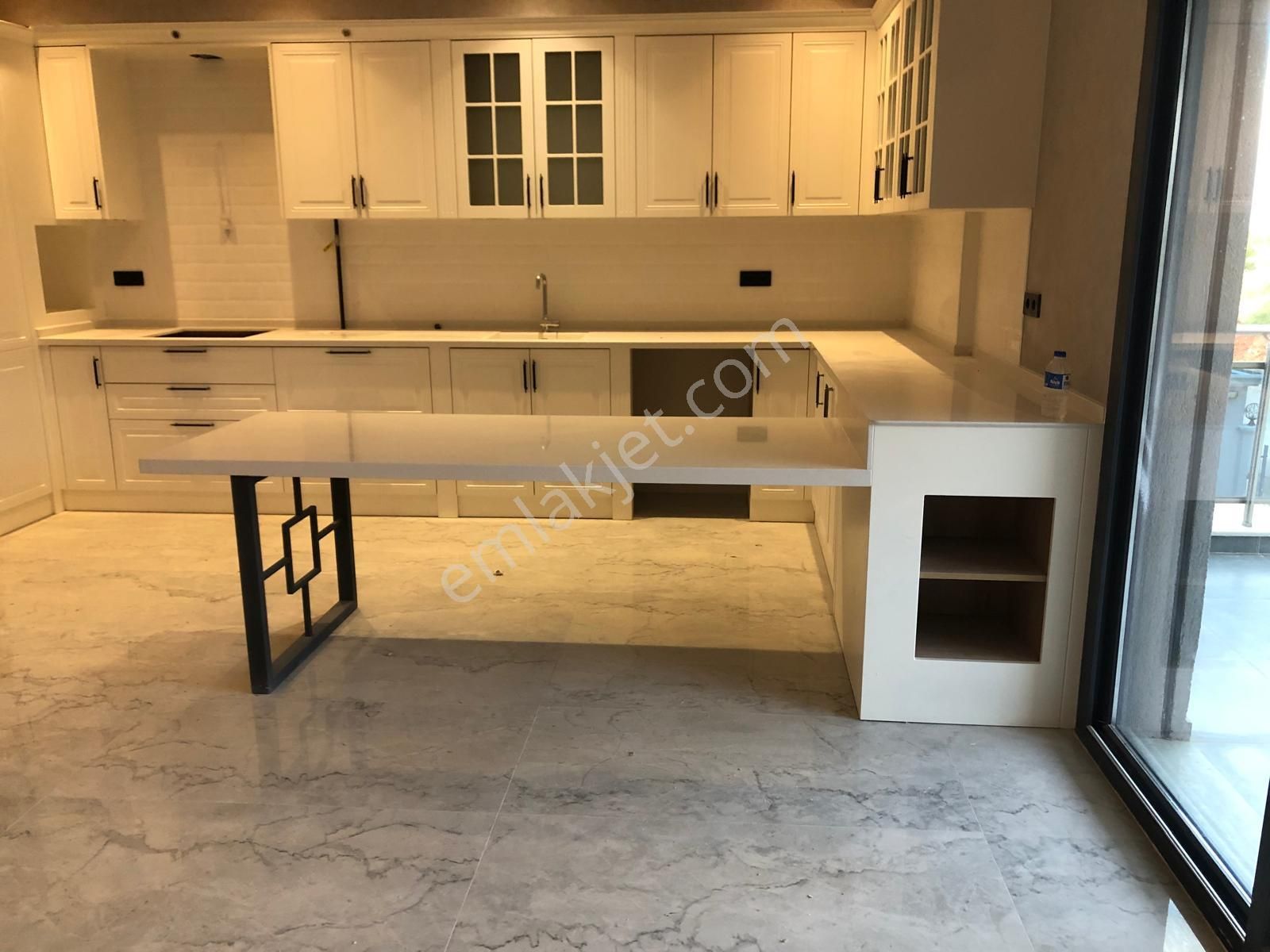 Ender Uysal Gayrimenkul'den Çakmak’ta Havuzlu Sitede Ara Kat Lüks 3.5+1...