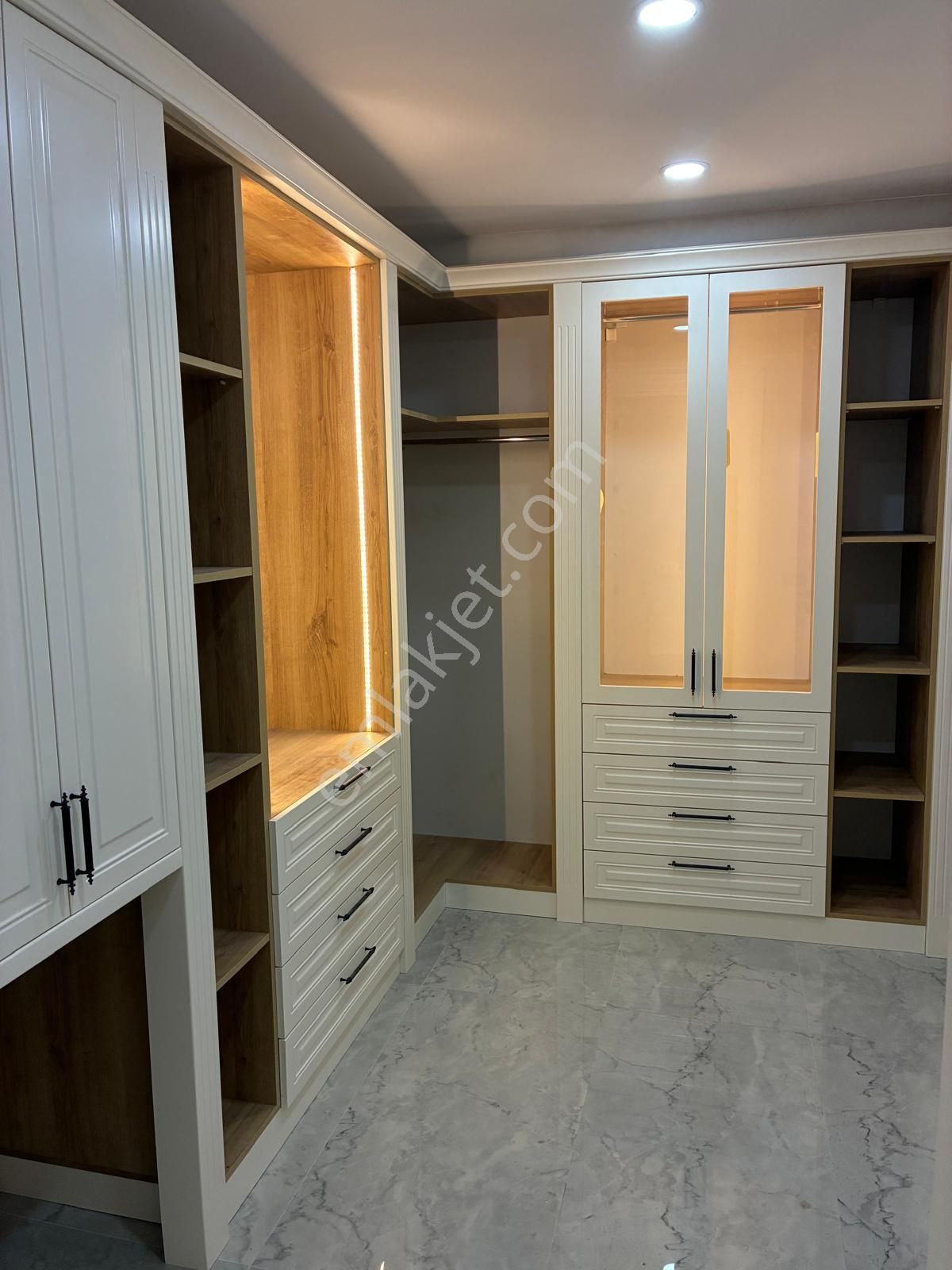 Ender Uysal Gayrimenkul'den Çakmak’ta Havuzlu Sitede Ara Kat Lüks 3.5+1... - Görsel 18