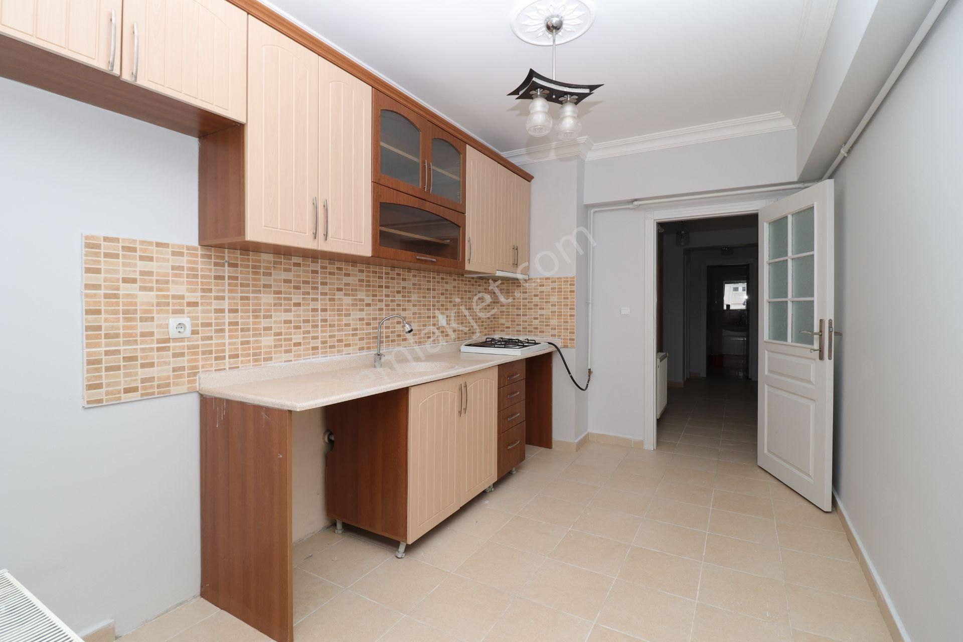 Akif'ten Topçu'da G/b Cephe Geniş Oturuma Hazır 2+1 Kiralık Daire - Görsel 2