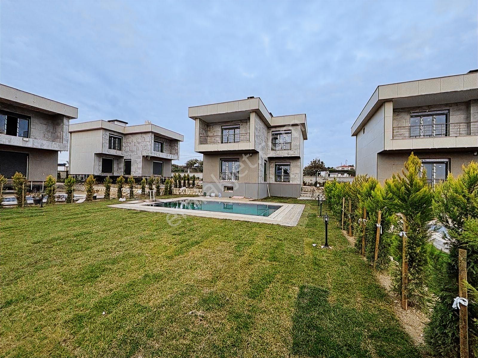 Silivri Ortaköy'de Geniş Bahçeli, Müstakil Havuzlu 6+1 Villa