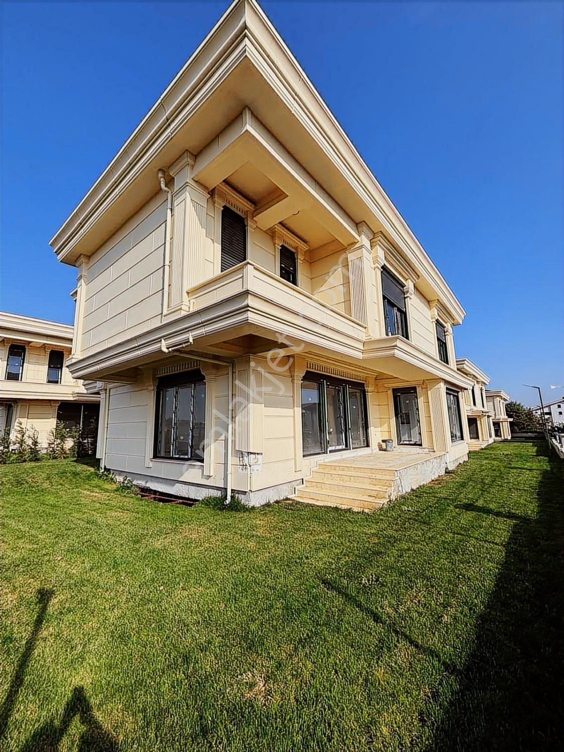 Selimpaşa Sarraf Villalarında 8+1 Bahçeli Trıplex Villa