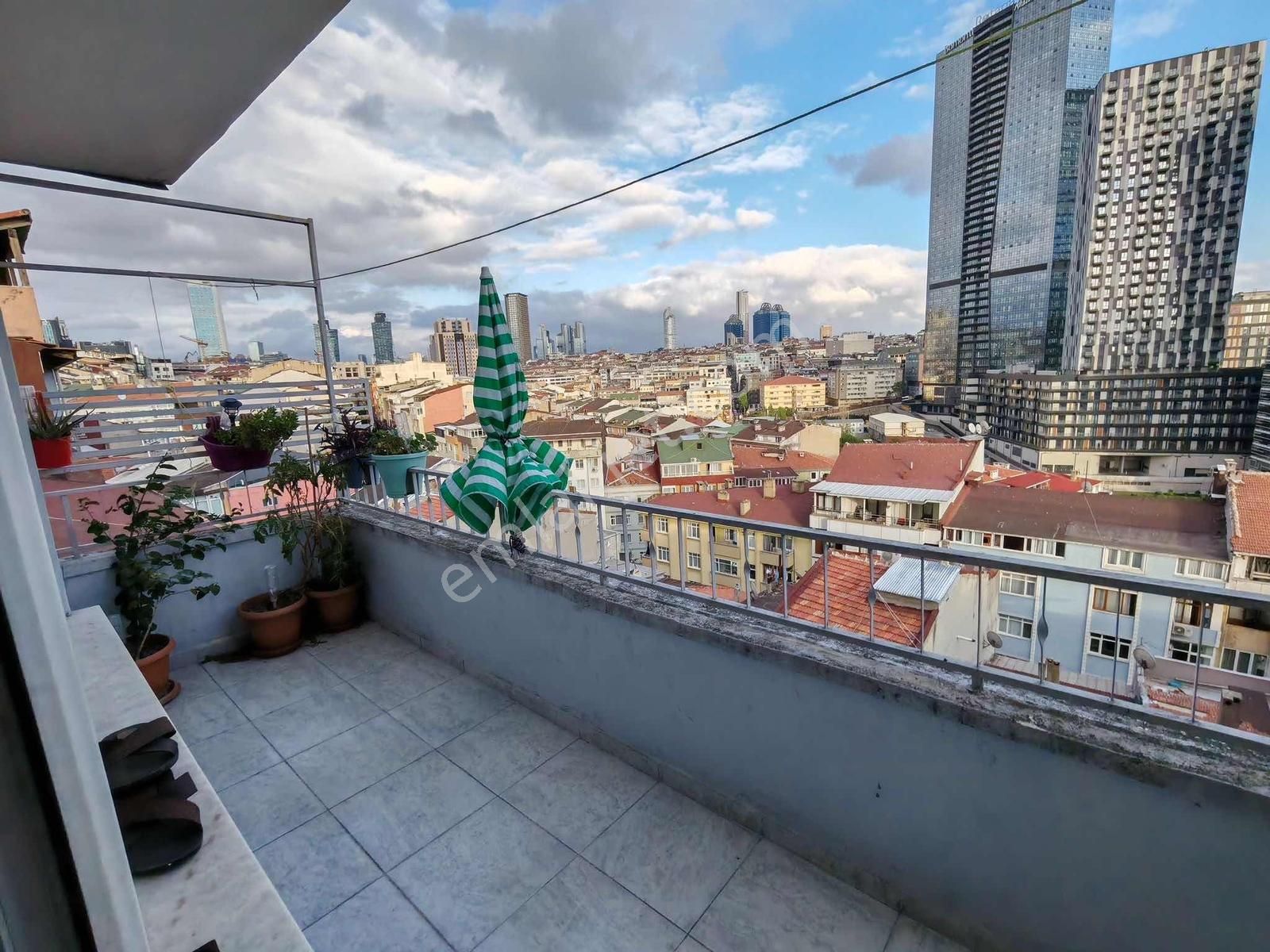 Şişlide Şehir Manzaralı Teraslı 2+1 Satılık Daire - Görsel 16