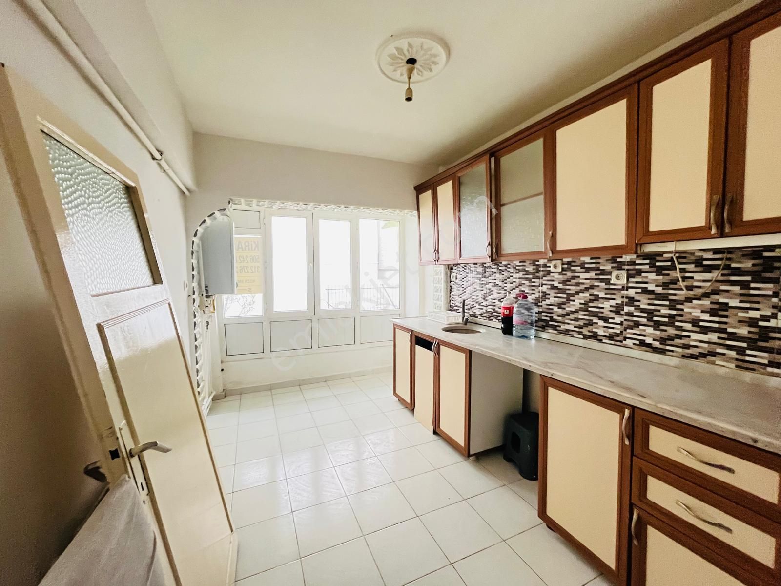 Koza Emlak'tan Mareşal Çakmak Mahalesinde 3+1 Ara Katta Kiralık Dairee