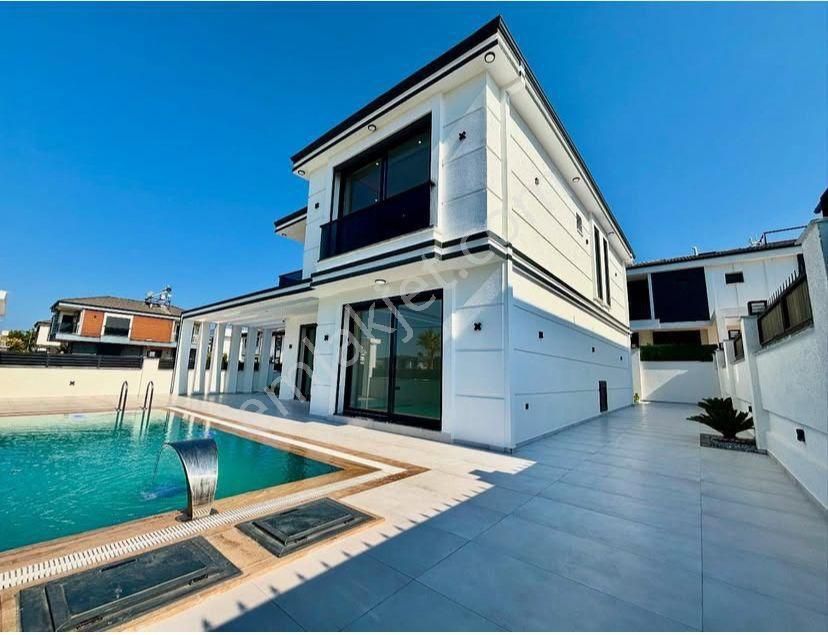 Efeler’de Tam Müstakil , Havuzlu 4+1 Ayrı Mutfak Villa - Görsel 15