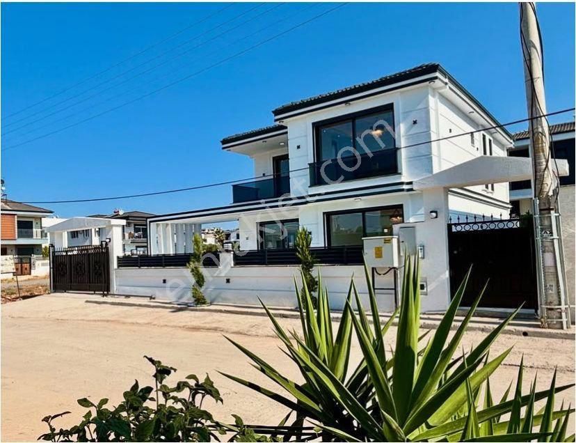 Efeler’de Tam Müstakil , Havuzlu 4+1 Ayrı Mutfak Villa - Görsel 13