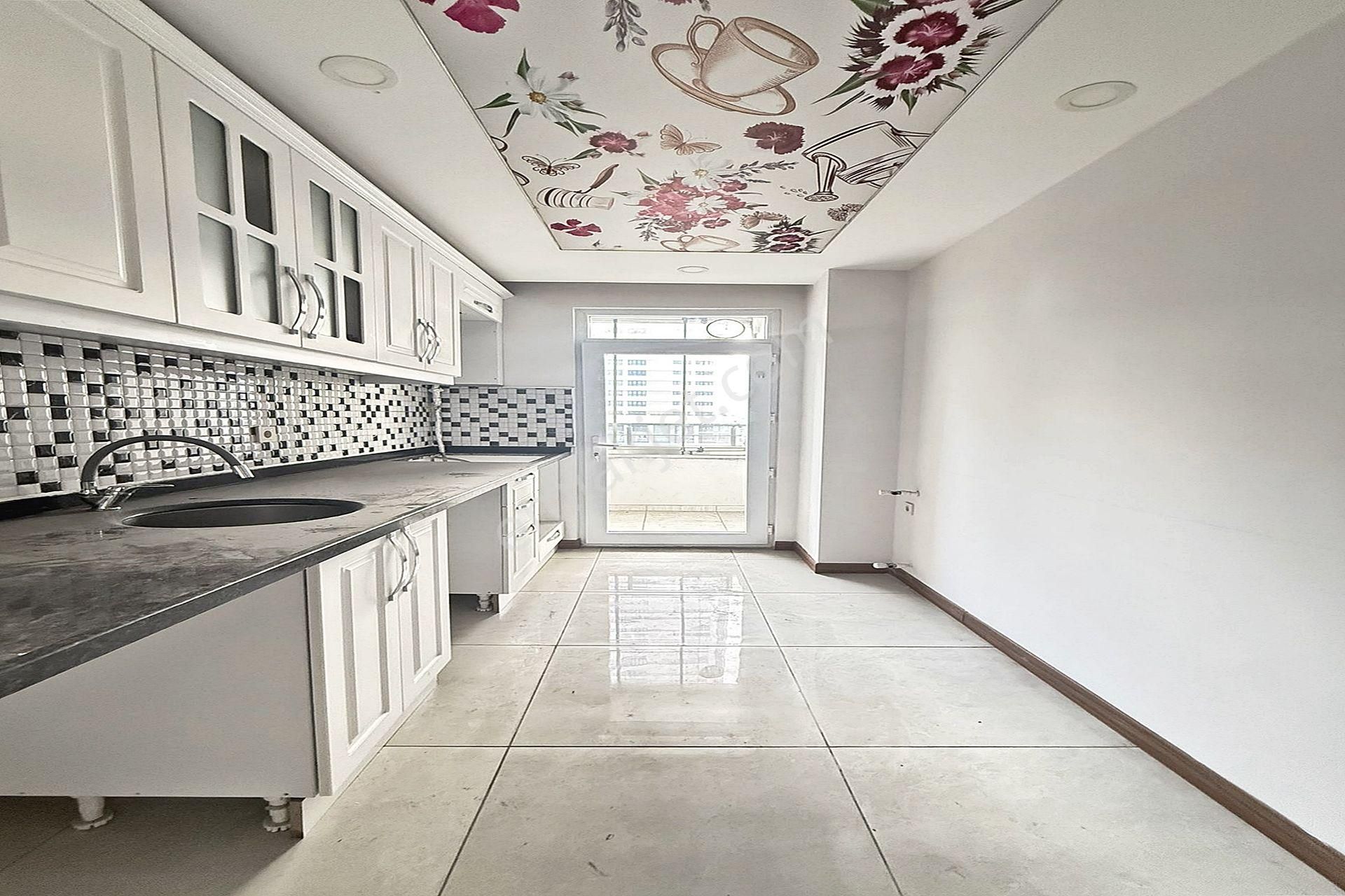 Bahçeşehir Lokasyonunda Modern Tasarımlı 2+1 Satılık Daire