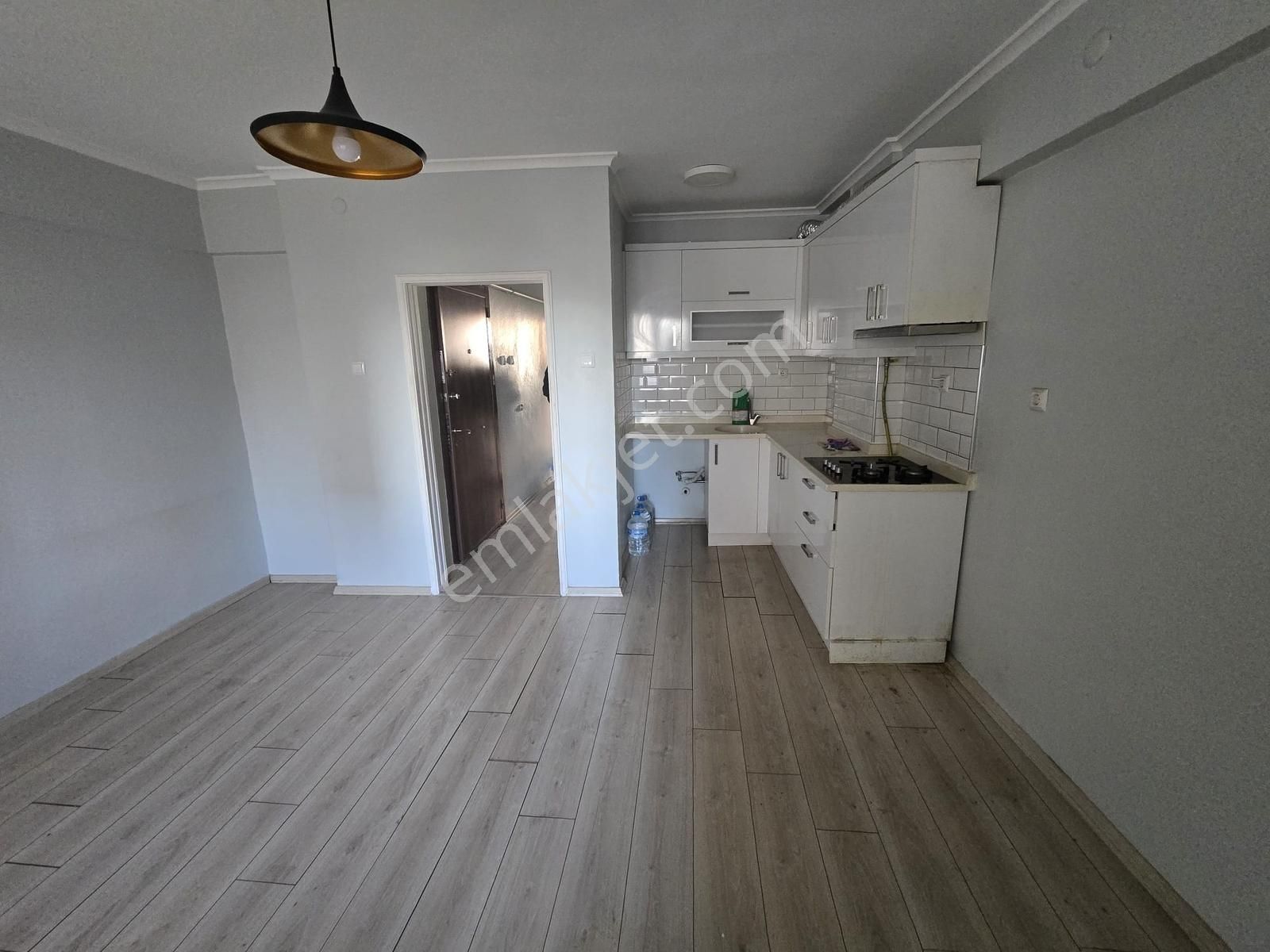 Tırpan Gayrimenkulden Merkezde Denize 50 Metre 1+1 Ara Kat Daire - Görsel 8