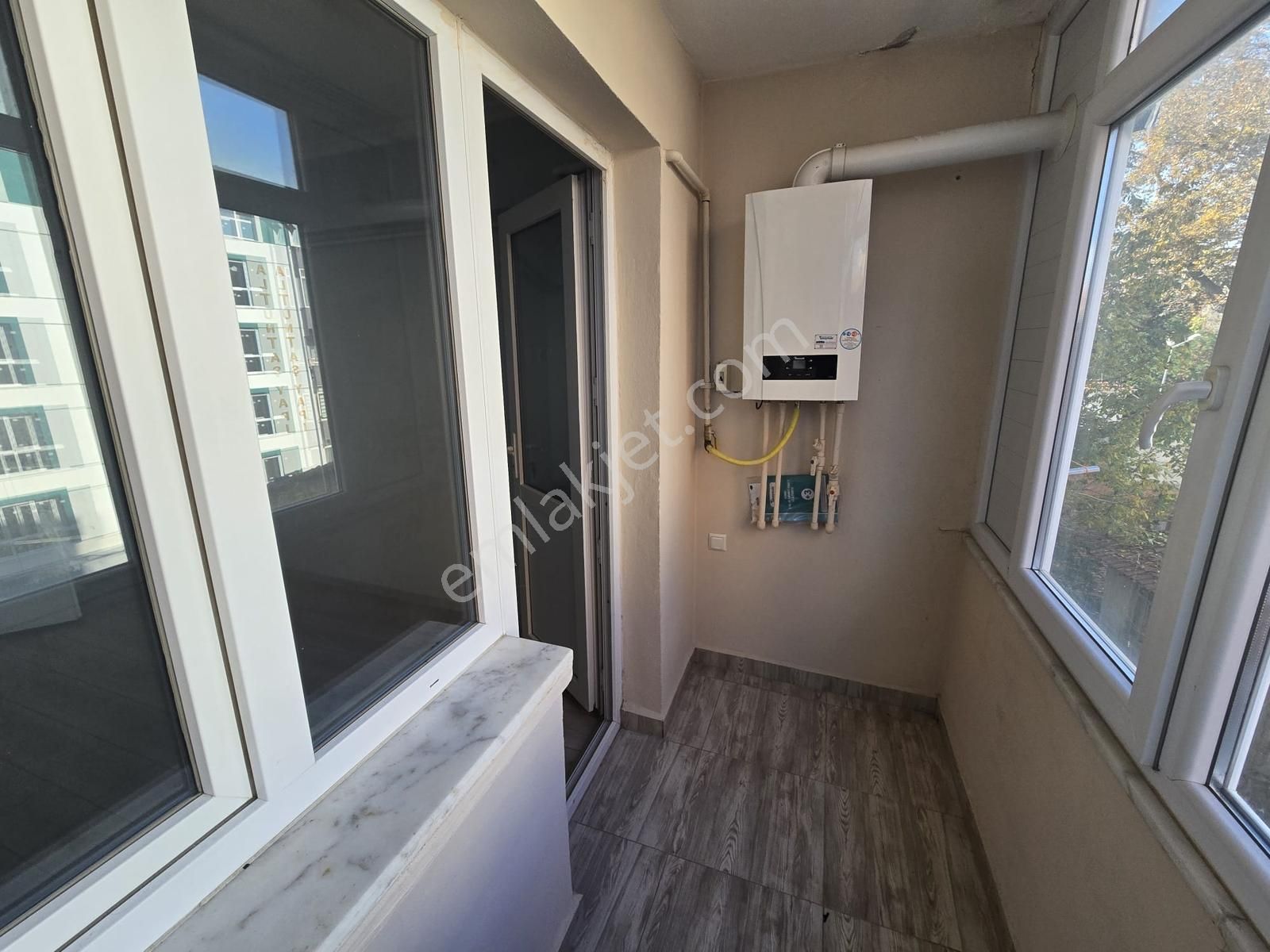 Tırpan Gayrimenkulden Merkezde Denize 50 Metre 1+1 Ara Kat Daire - Görsel 10