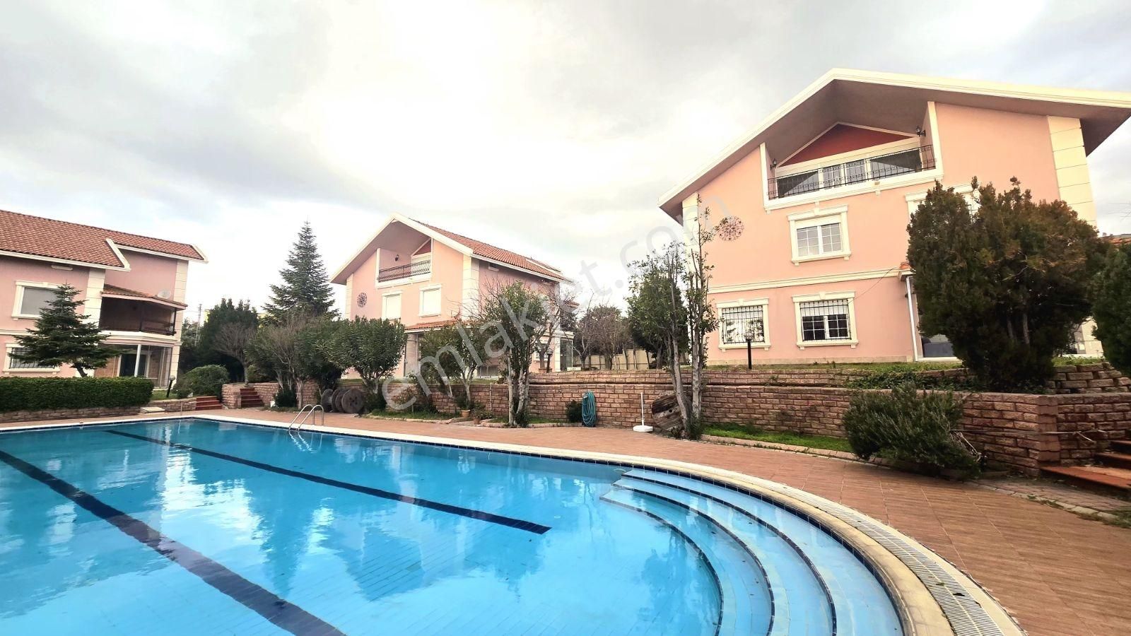 Deniz Manzaralı Butik Sitede Özel Havuzlu Tripleks Villa