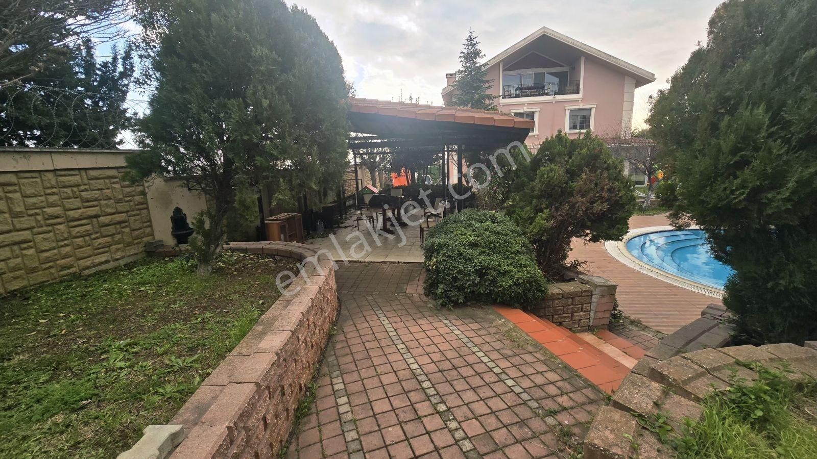 Deniz Manzaralı Butik Sitede Özel Havuzlu Tripleks Villa - Görsel 25