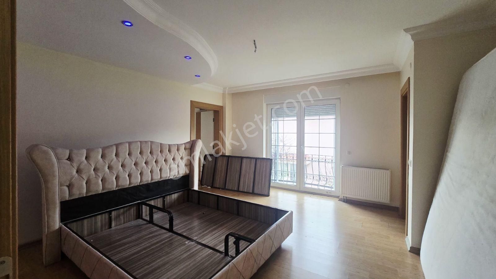 Deniz Manzaralı Butik Sitede Özel Havuzlu Tripleks Villa - Görsel 27