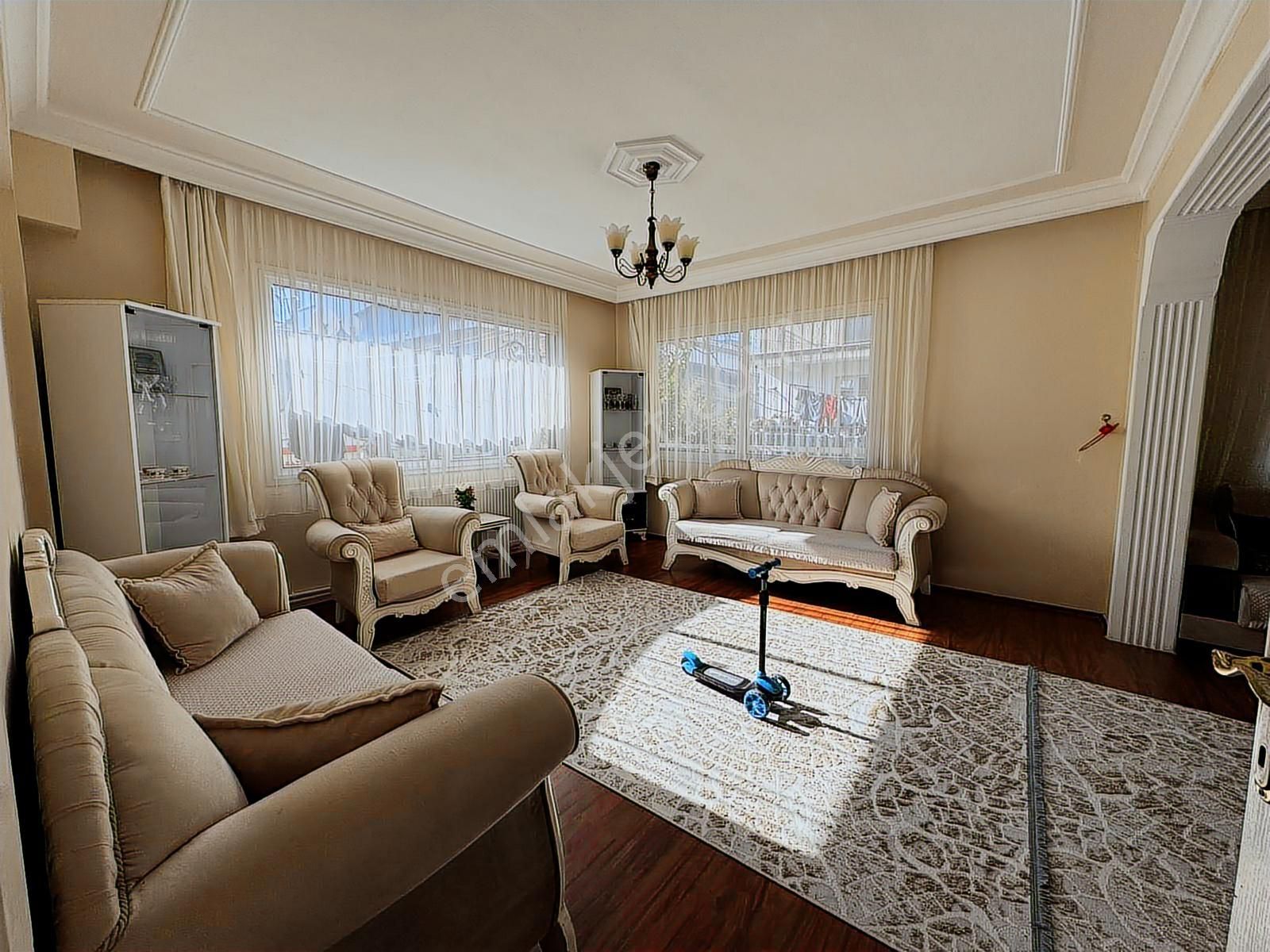 Karabağlar Yunus Emre Mah Cadde Üzeri 117 M2 2+1 Daire