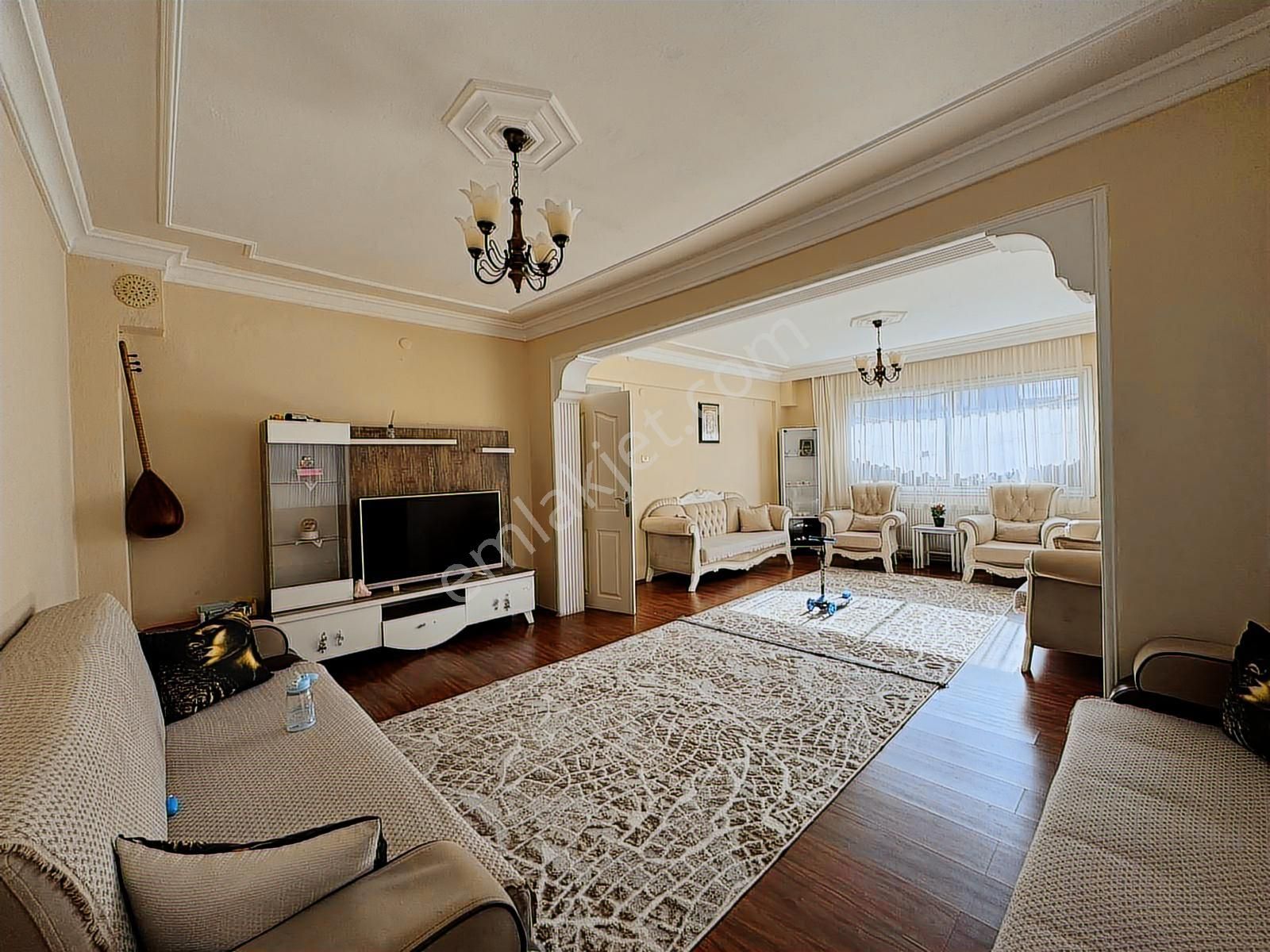 Karabağlar Yunus Emre Mah Cadde Üzeri 117 M2 2+1 Daire - Görsel 4