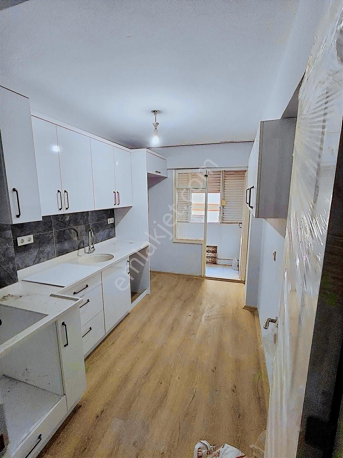 Türker Emlak 2+1 120m2 Tadilatlı Asansörlü Ara Kat