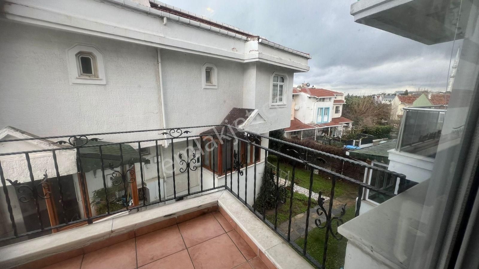 Beylikdüzü Gürpınarda Havuzlu Site İçerisinde Satılık 5+2 Villa - Görsel 14