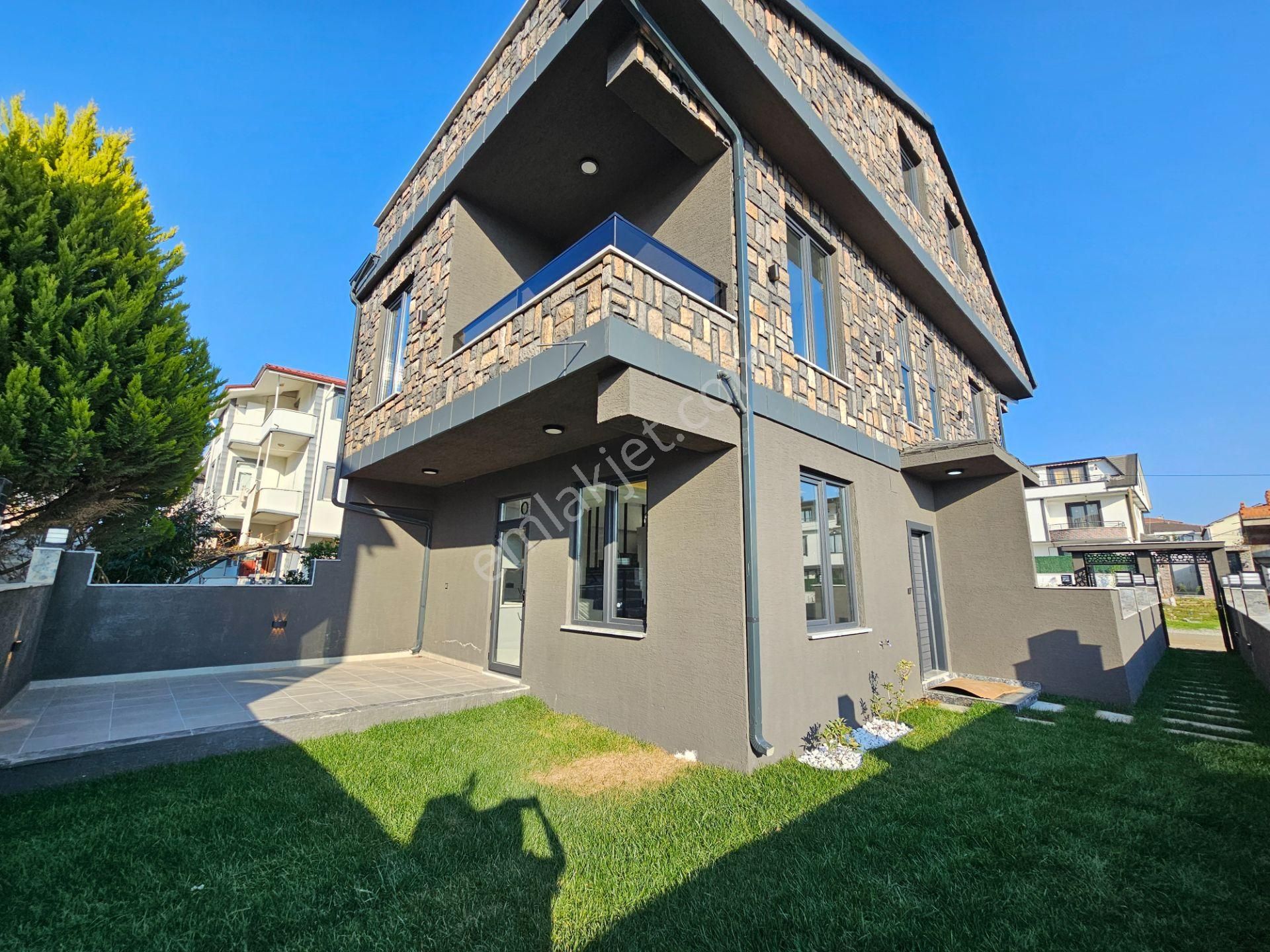 Deniz'den 3+1 , Merkezi Konumda, Geniş Bahçeli Tripleks Villa - Görsel 6