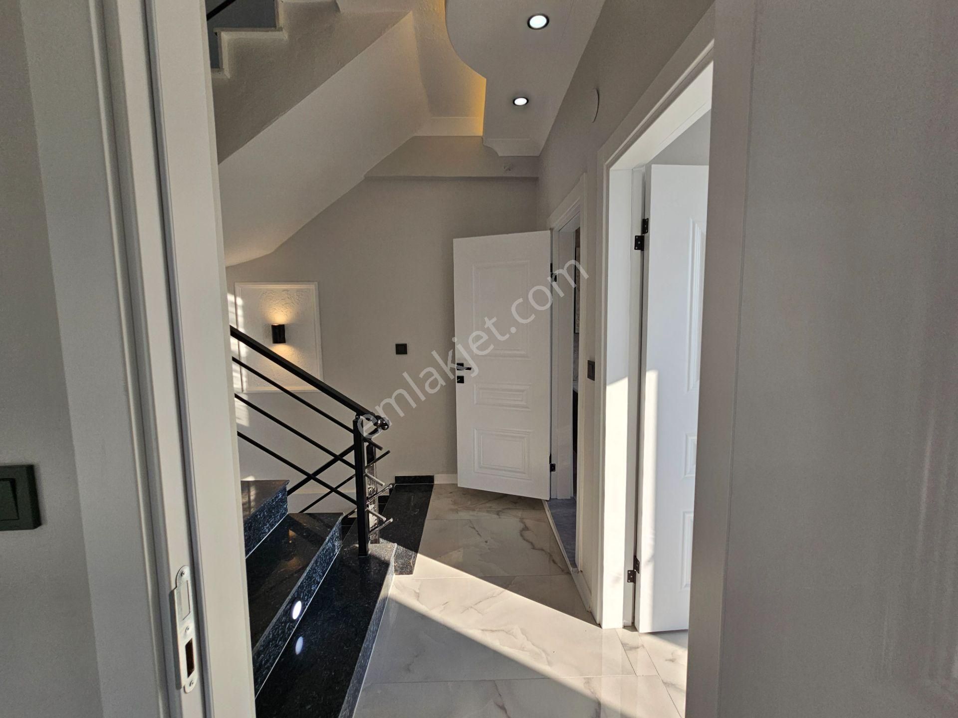 Deniz'den 3+1 , Merkezi Konumda, Geniş Bahçeli Tripleks Villa - Görsel 27