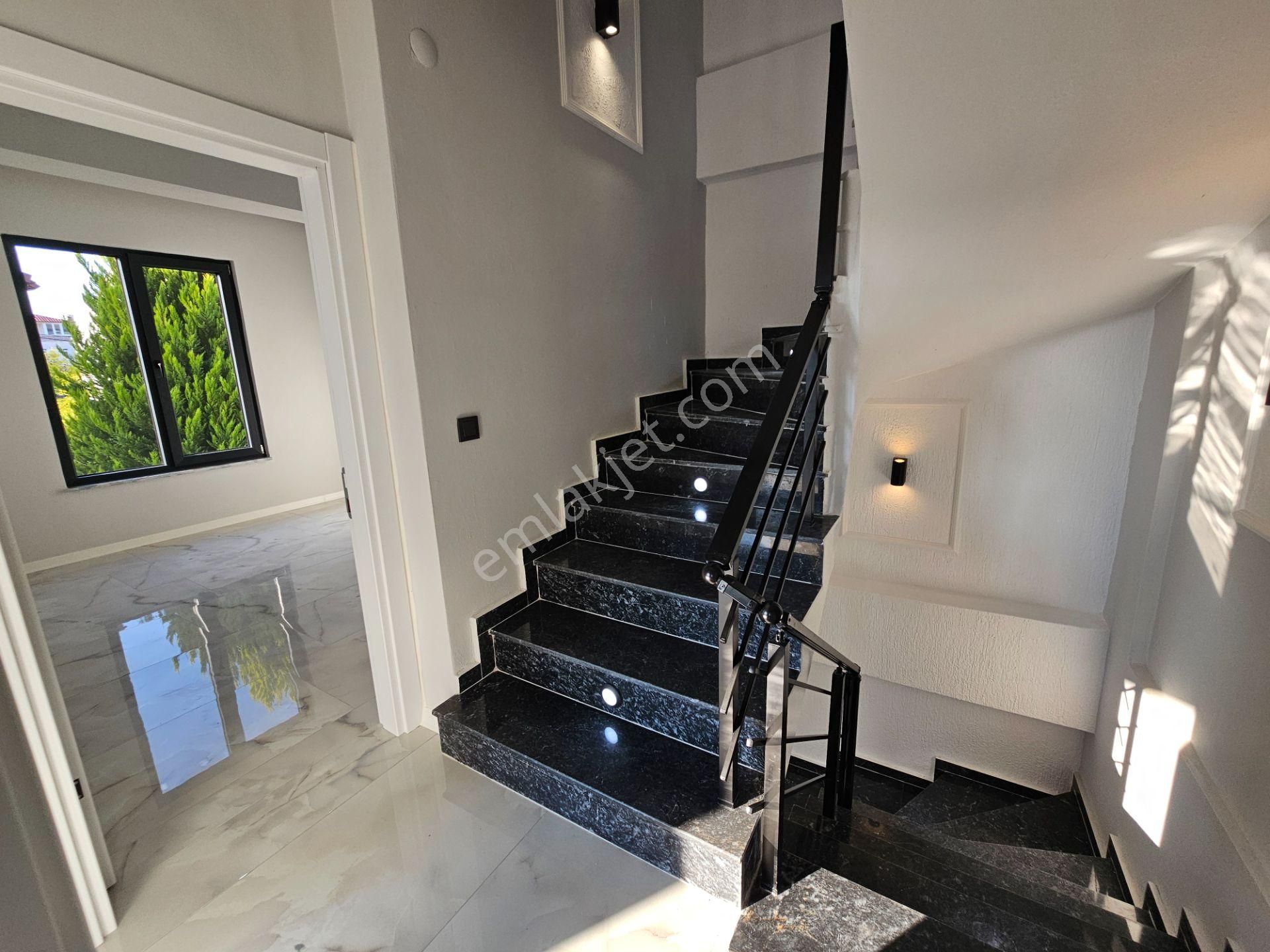 Deniz'den 3+1 , Merkezi Konumda, Geniş Bahçeli Tripleks Villa - Görsel 29