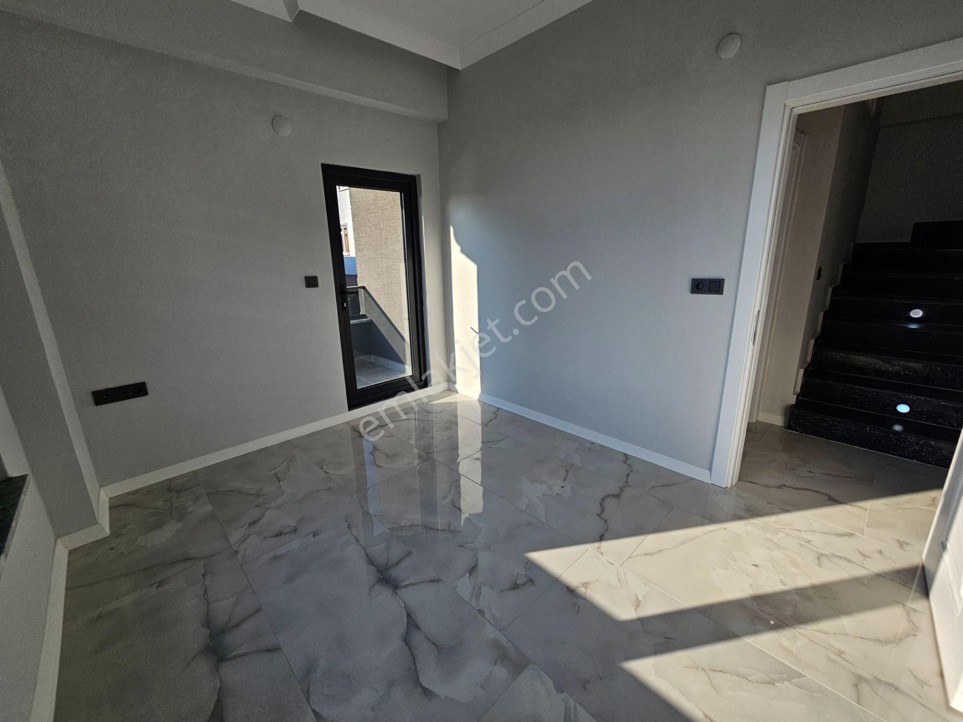 Deniz'den 3+1 , Merkezi Konumda, Geniş Bahçeli Tripleks Villa - Görsel 26