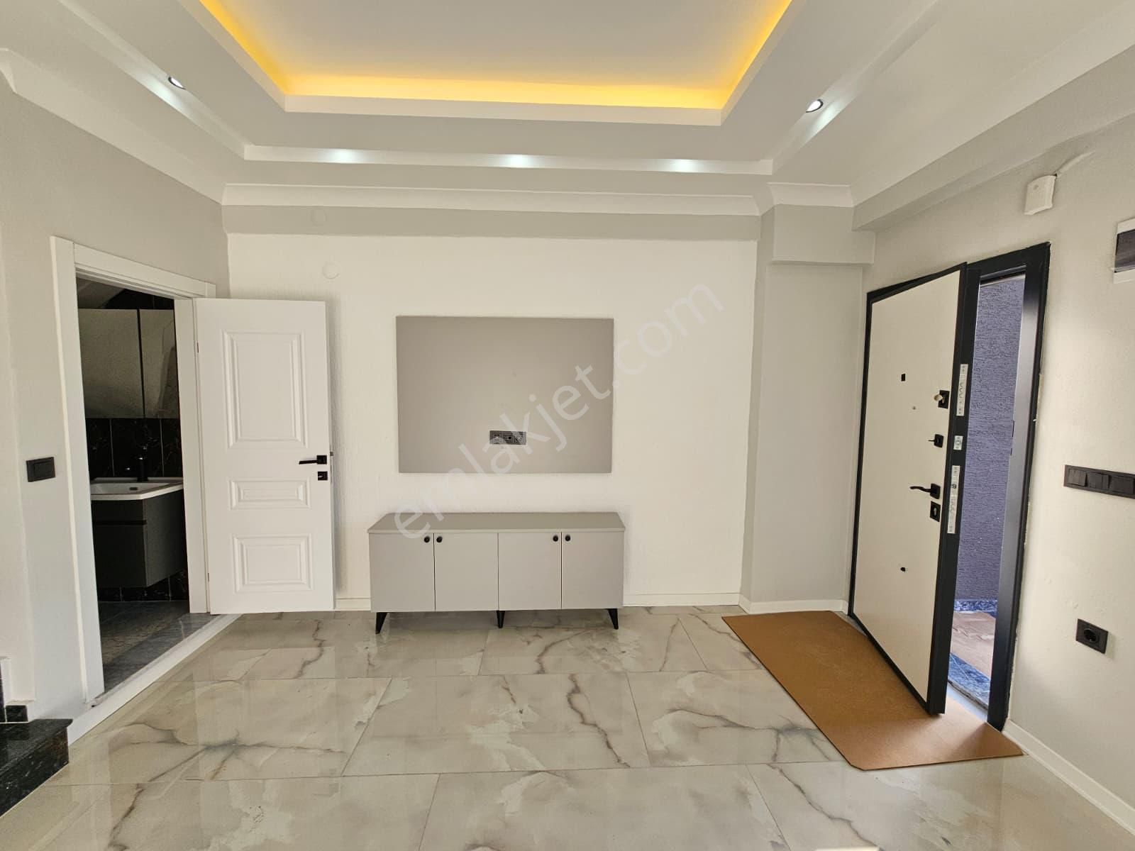 Deniz'den 3+1 , Merkezi Konumda, Geniş Bahçeli Tripleks Villa - Görsel 11