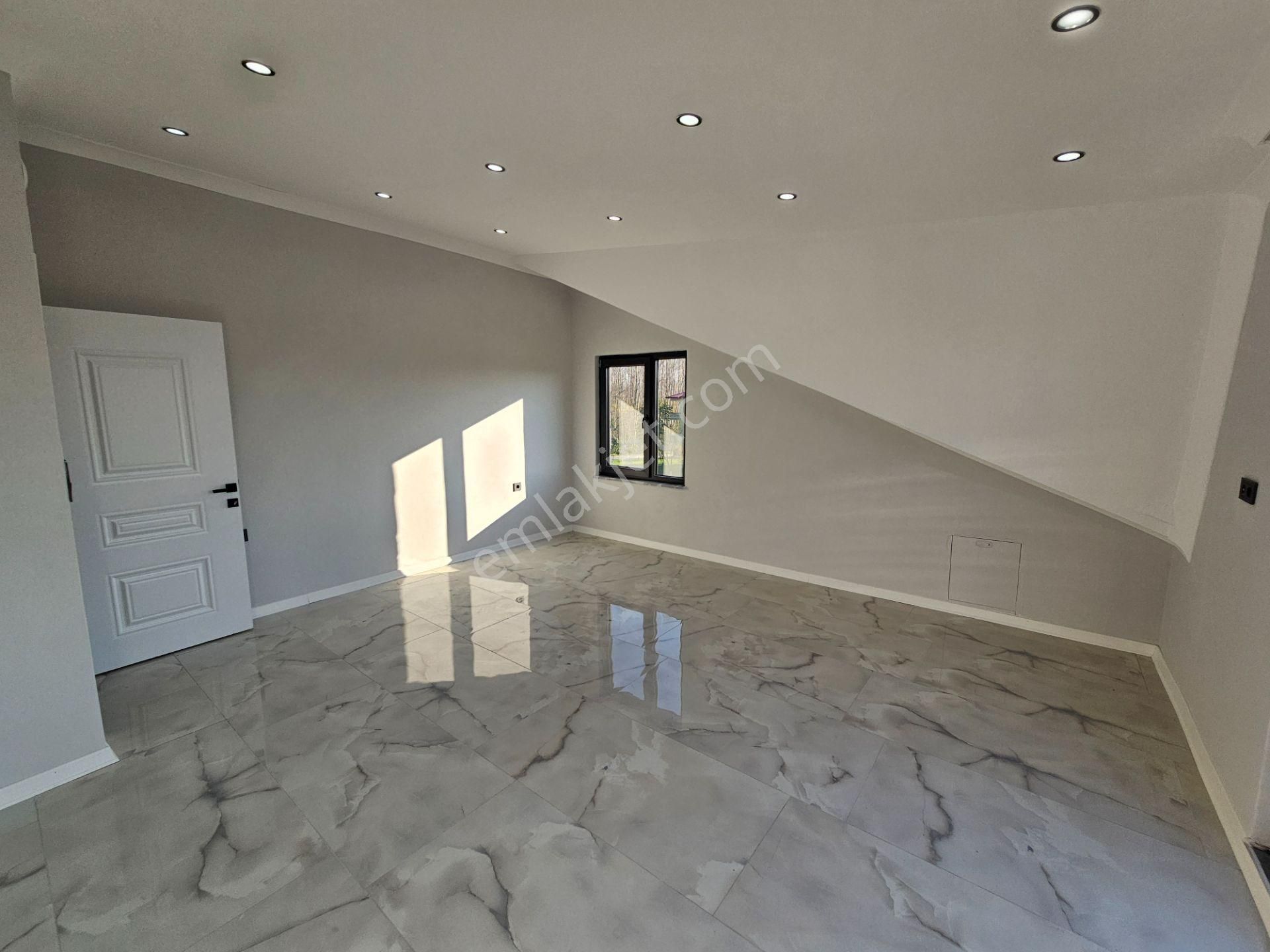 Deniz'den 3+1 , Merkezi Konumda, Geniş Bahçeli Tripleks Villa - Görsel 33