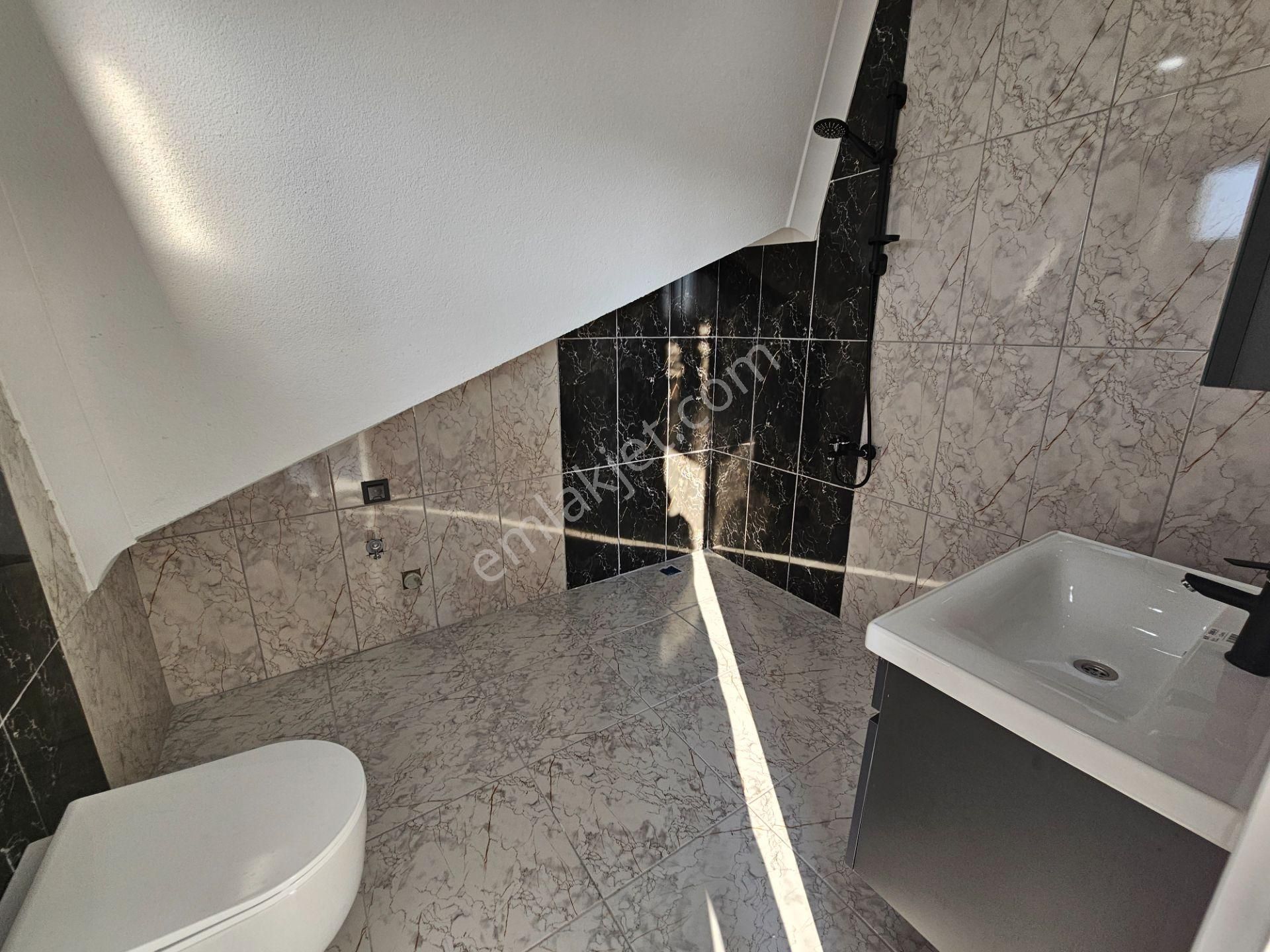 Deniz'den 3+1 , Merkezi Konumda, Geniş Bahçeli Tripleks Villa - Görsel 34