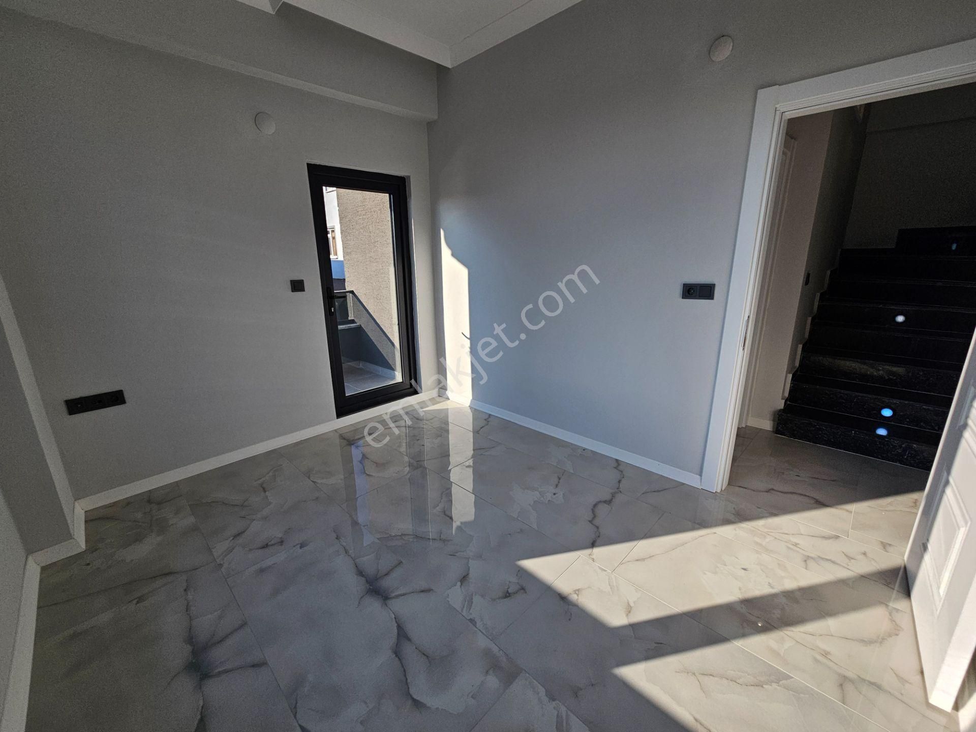 Deniz'den 3+1 , Merkezi Konumda, Geniş Bahçeli Tripleks Villa - Görsel 23