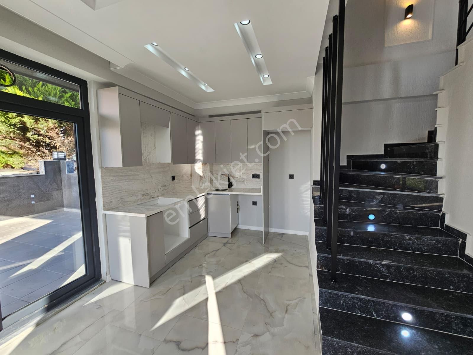 Deniz'den 3+1 , Merkezi Konumda, Geniş Bahçeli Tripleks Villa - Görsel 16