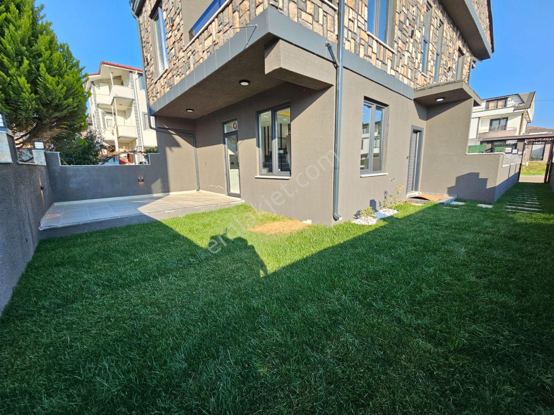 Deniz'den 3+1 , Merkezi Konumda, Geniş Bahçeli Tripleks Villa - Görsel 3