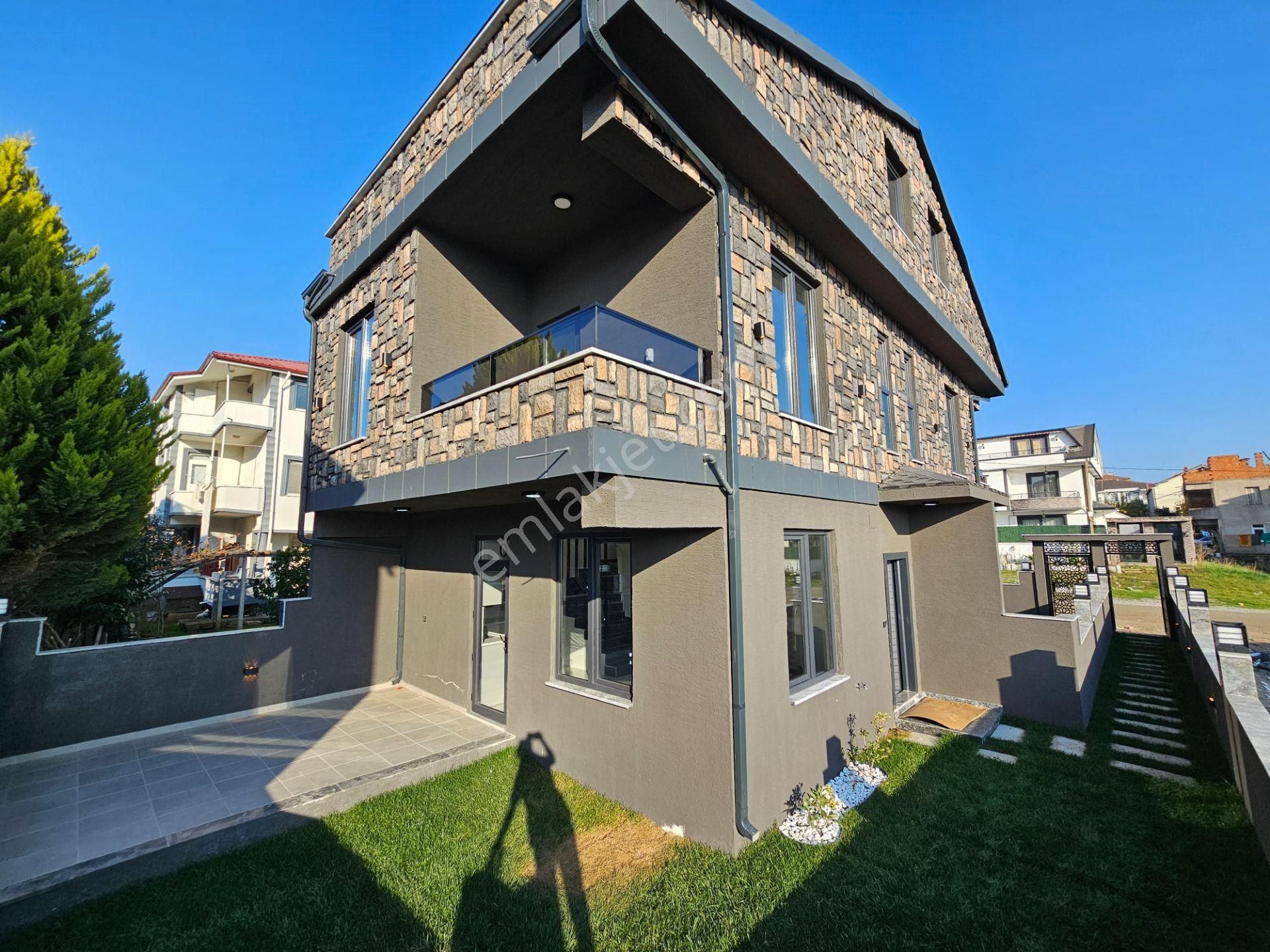 Deniz'den 3+1 , Merkezi Konumda, Geniş Bahçeli Tripleks Villa