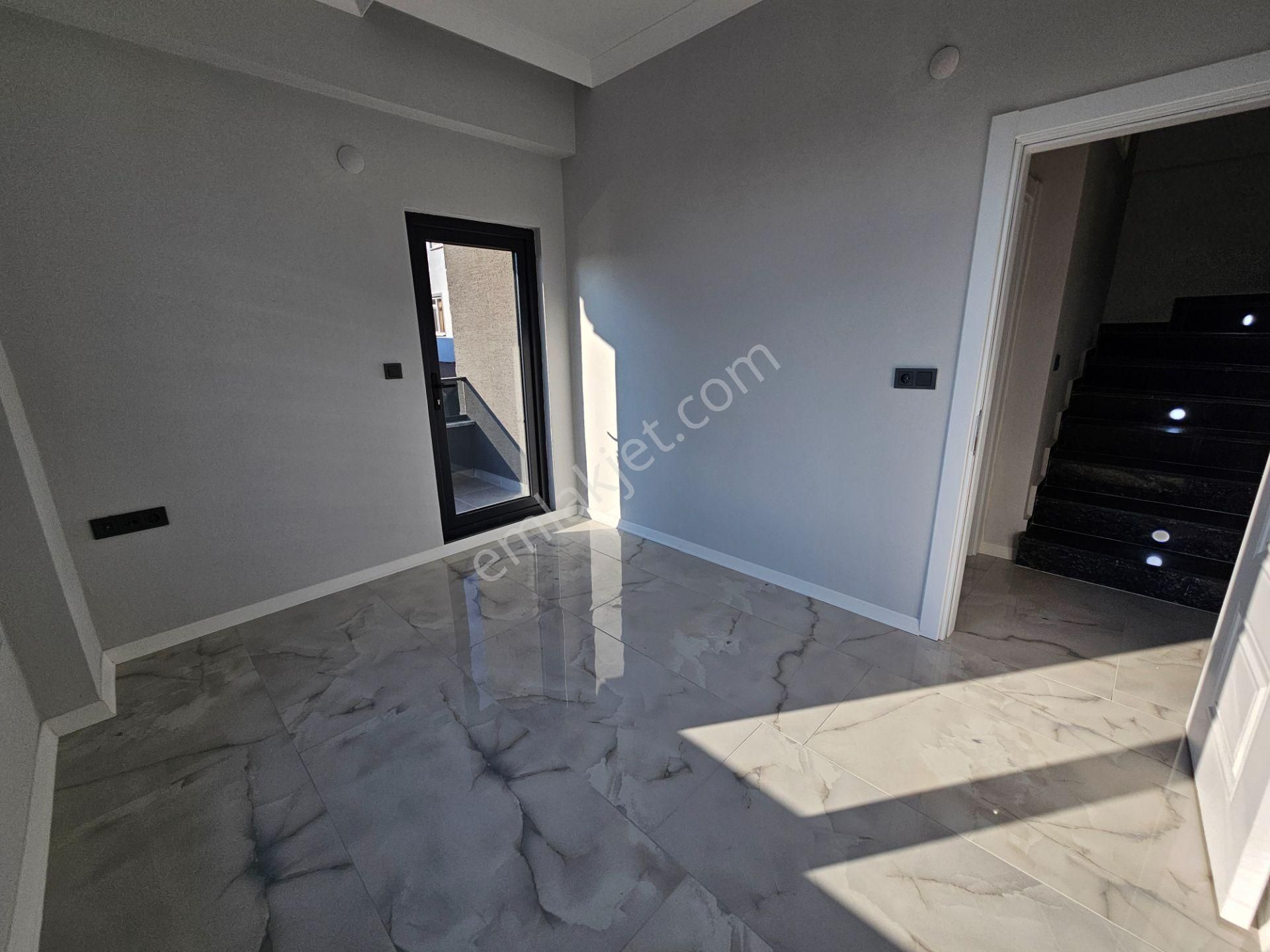 Deniz'den 3+1 , Merkezi Konumda, Geniş Bahçeli Tripleks Villa - Görsel 25