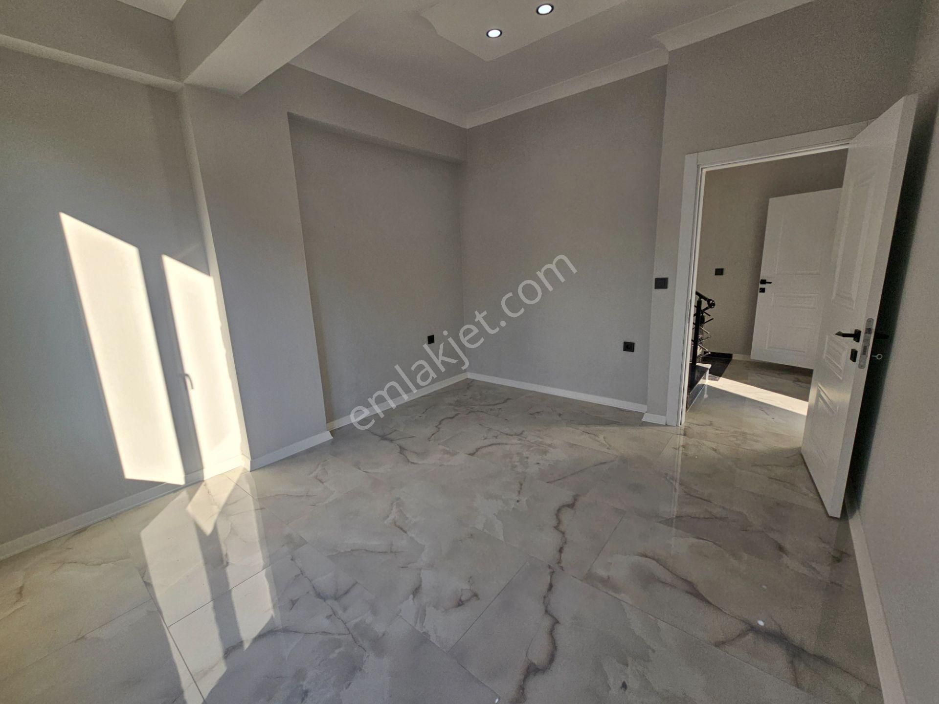 Deniz'den 3+1 , Merkezi Konumda, Geniş Bahçeli Tripleks Villa - Görsel 22