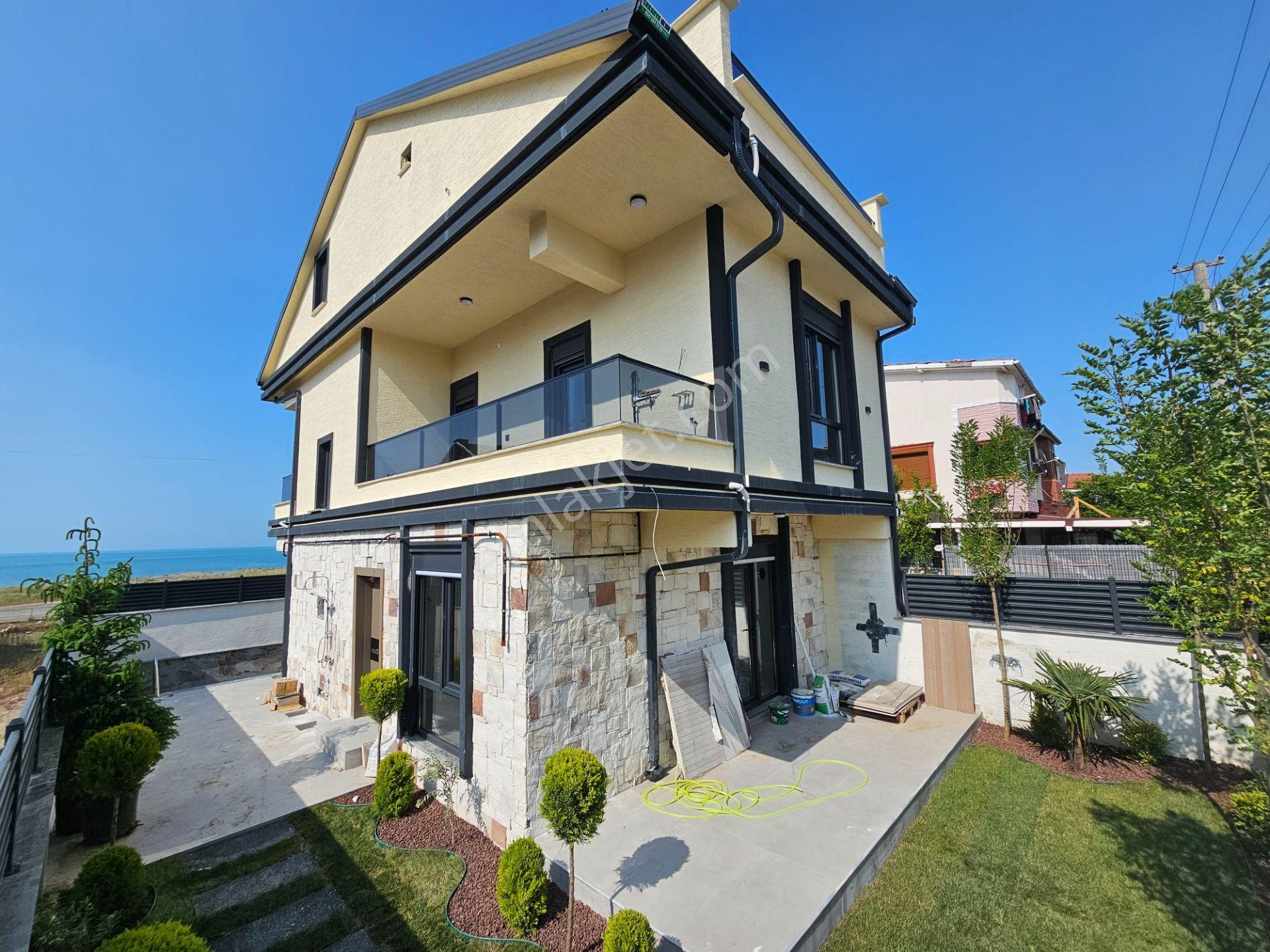 4+1 Denize 2. Sırada , Müstakil Havuzlu , Ebeveyn Banyolu Lüks Villa