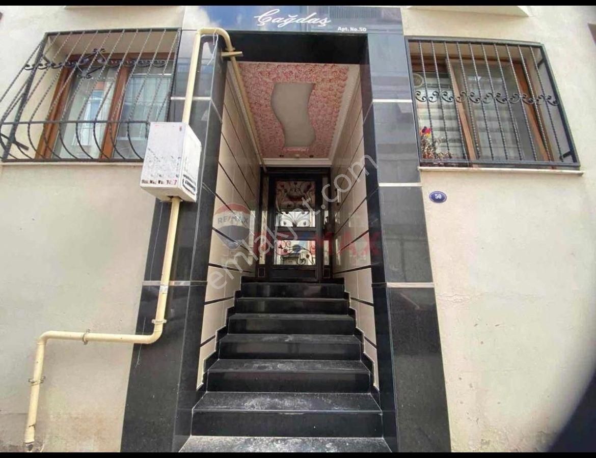 Re/max Target Karşıyaka’da Merkezi Konumlu Arakat 2+1 Daire