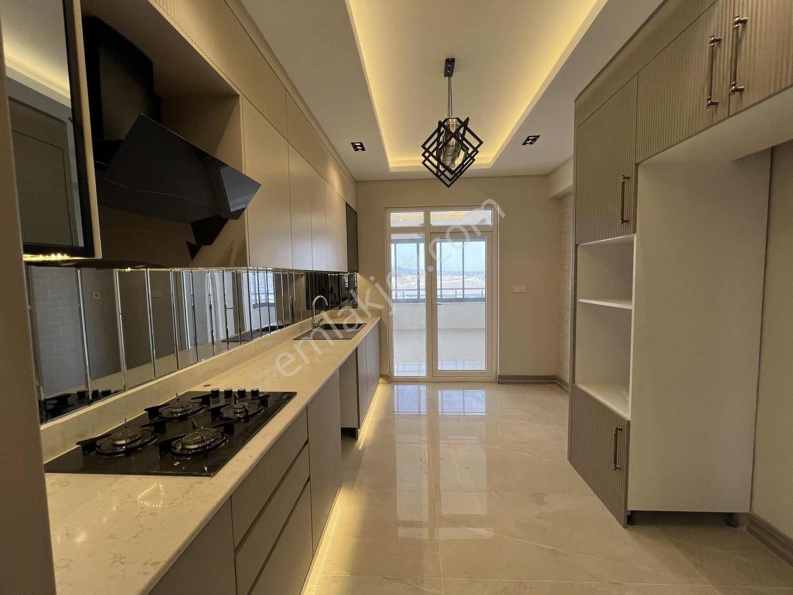 Muhteşem Park Ve Göl Manzaralı 3,5+1 Sıfır Yapı Satılık Daire