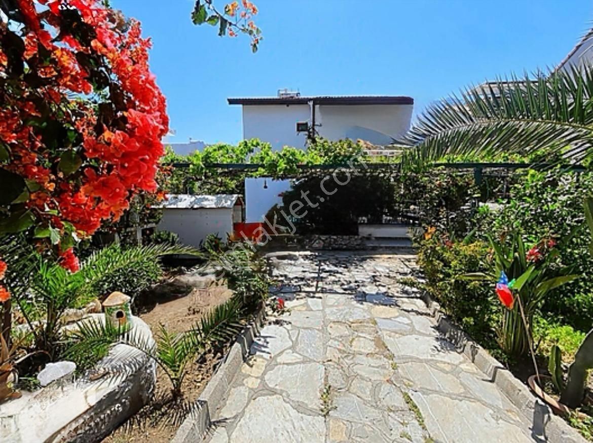 Marmaris Turunç'ta Merkezi Konumda Satılık Müstakil Tripleks Ev