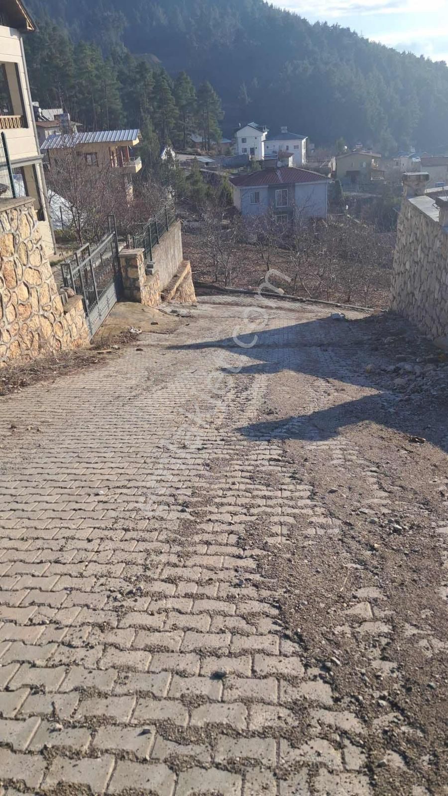 Toroslar Yeniköyde Etrafi Komple Taş Duvarla Çevrili İmarlı Arsa