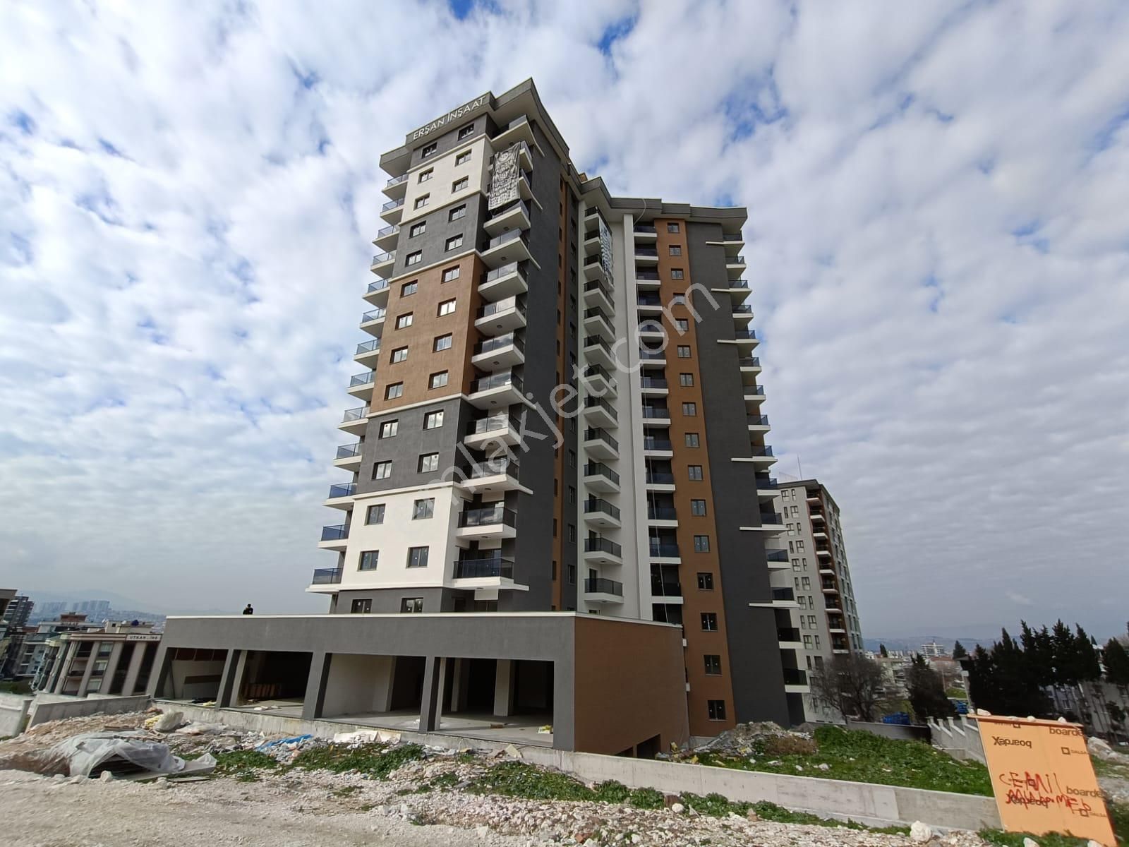 Hhavuzlu Güvenlikli Site İçi Satılık 2+1 Kapalı Mutfak Ebeveyn Banyolu Daire - Görsel 2