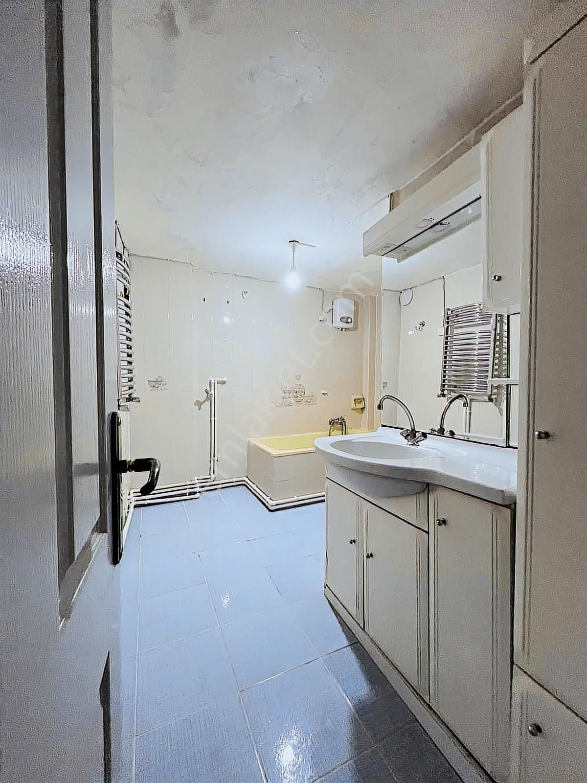 Güzelyalı Merkezde Denize Sıfır Siteiçi Otopark Alanlı 2+1 Daire - Görsel 23