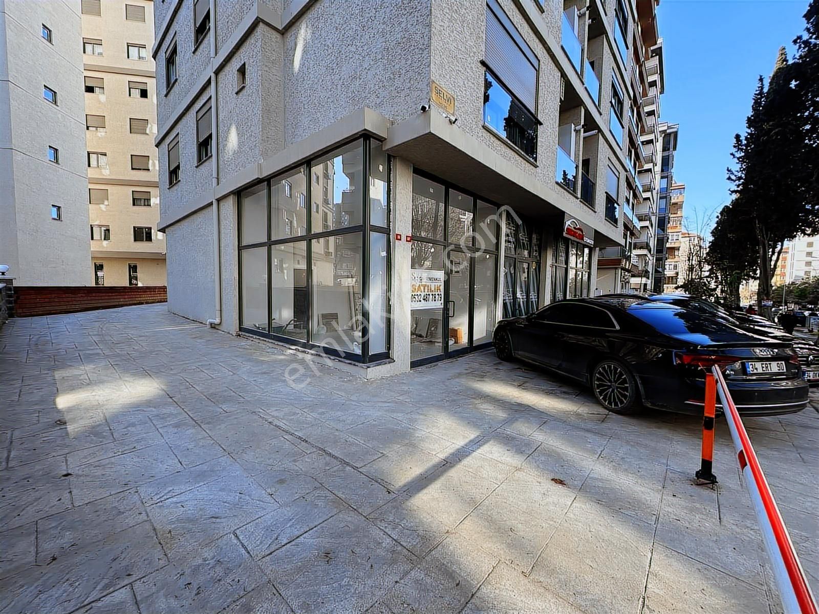 Merdivenköy'de İç Kullanım 75m2 Ön Kullanım 20m2 Bacalı Dükkan - Görsel 2