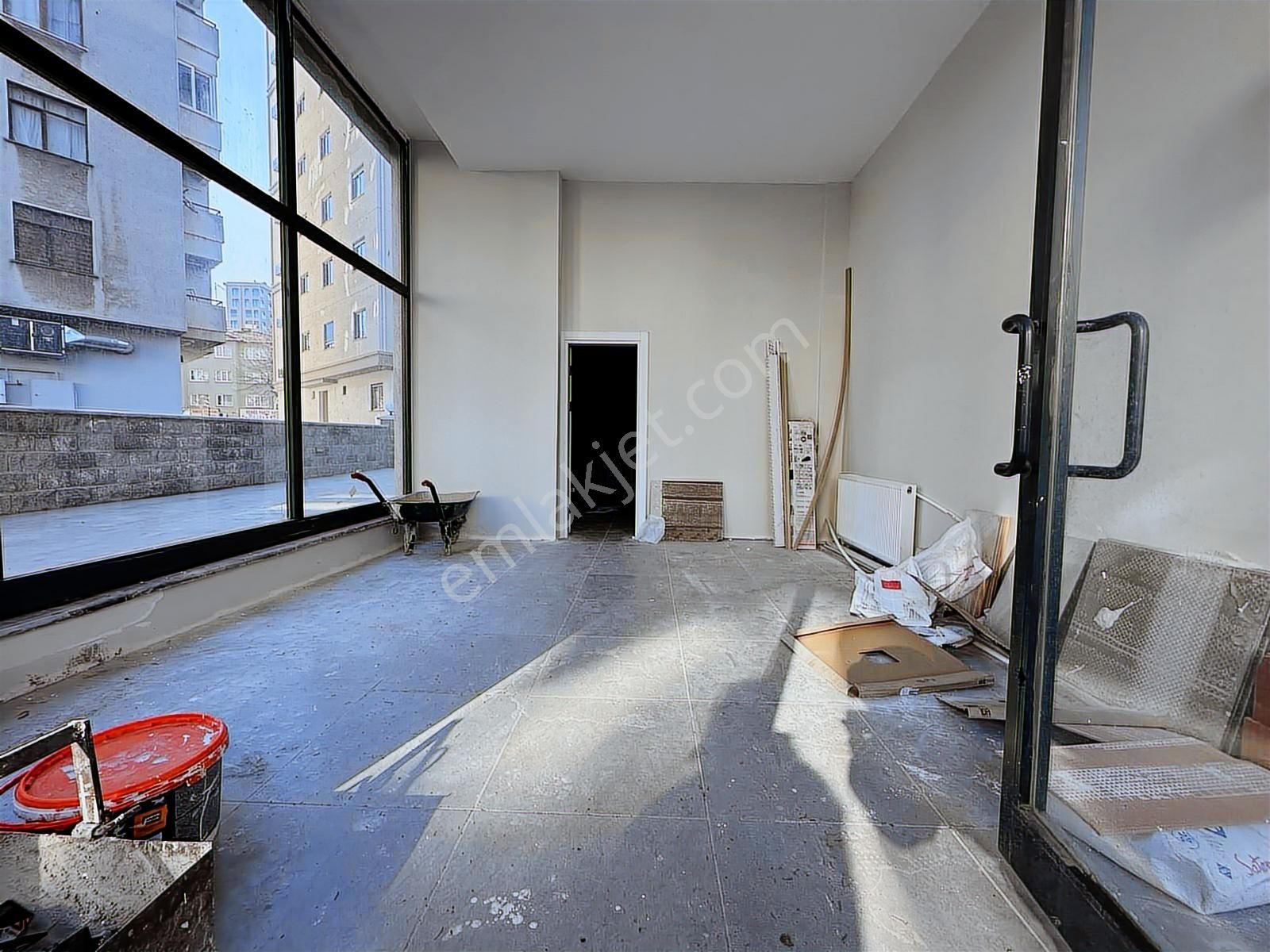 Merdivenköy'de İç Kullanım 75m2 Ön Kullanım 20m2 Bacalı Dükkan - Görsel 10