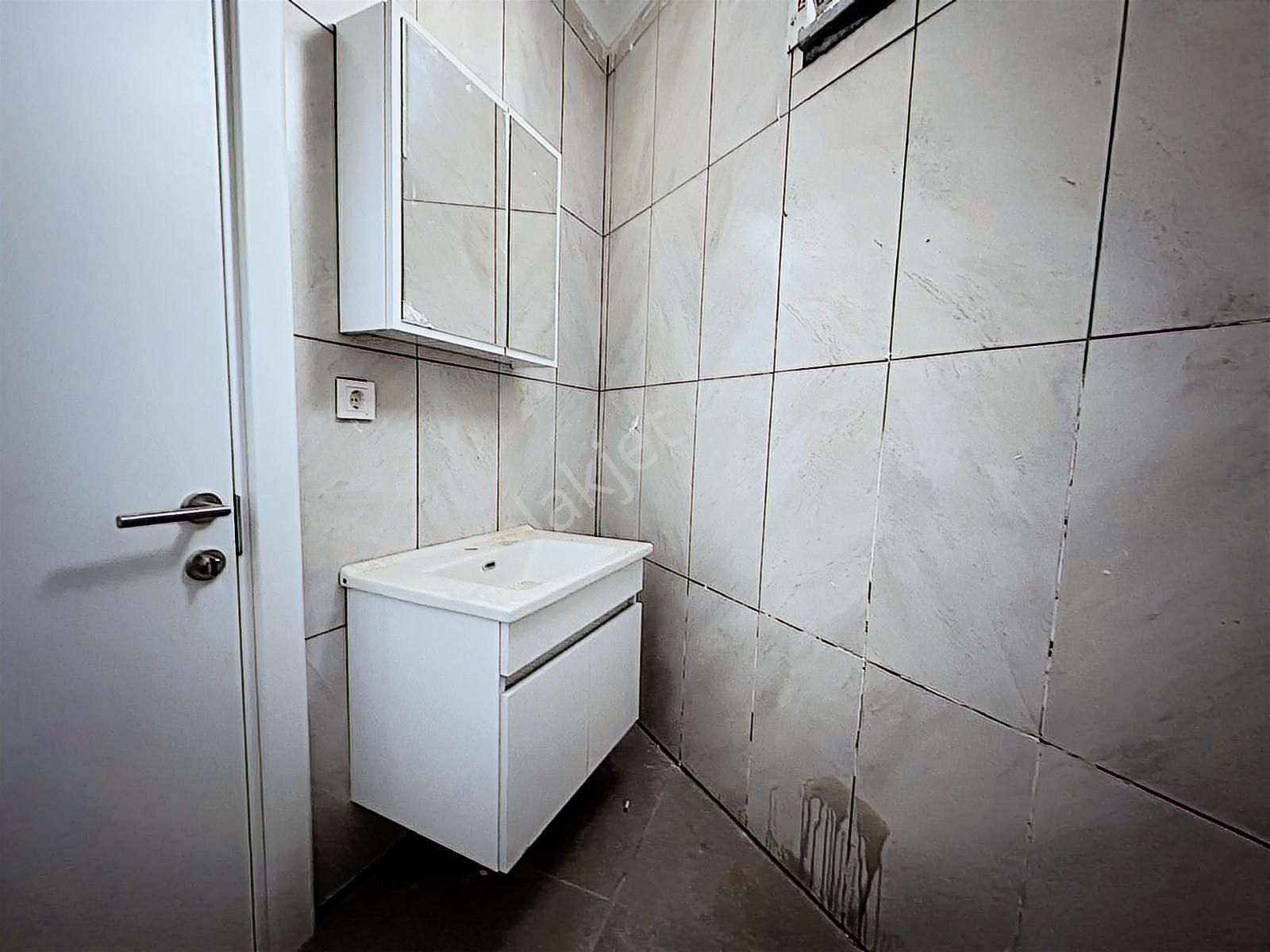 Merdivenköy'de İç Kullanım 75m2 Ön Kullanım 20m2 Bacalı Dükkan - Görsel 12