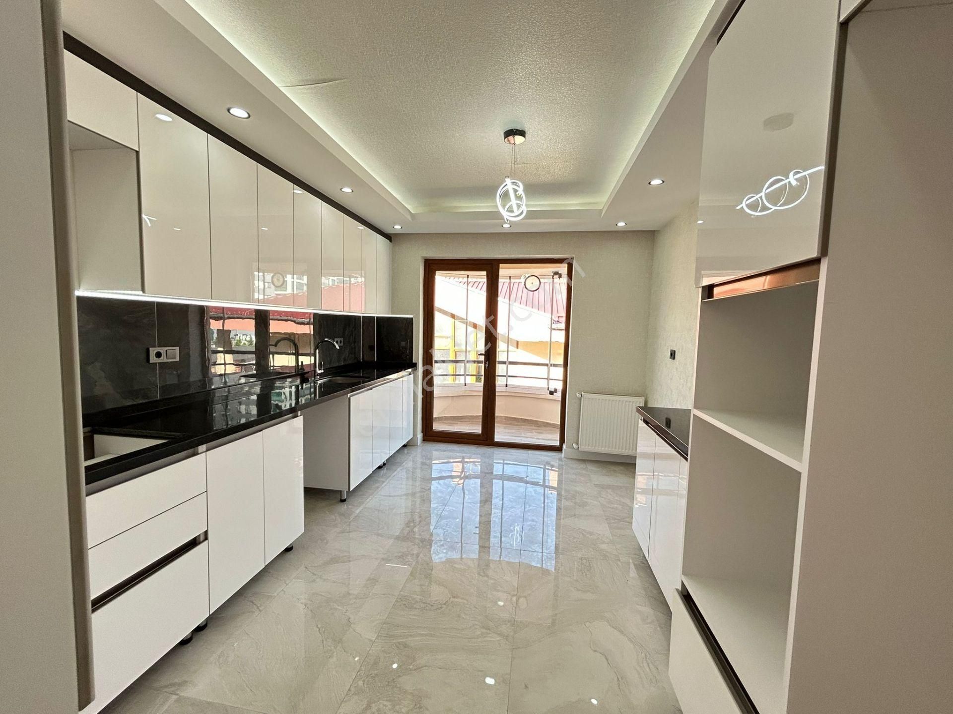 Taner'den Dikmen Caddesinde 4+1 Çift Banyolu Asansörlü Ön Lüks - Görsel 2