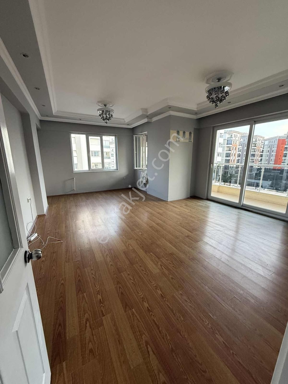 Uncalı Merkezi Konumda Havuzlu Sitede Kiralık 3+1 Geniş Daire