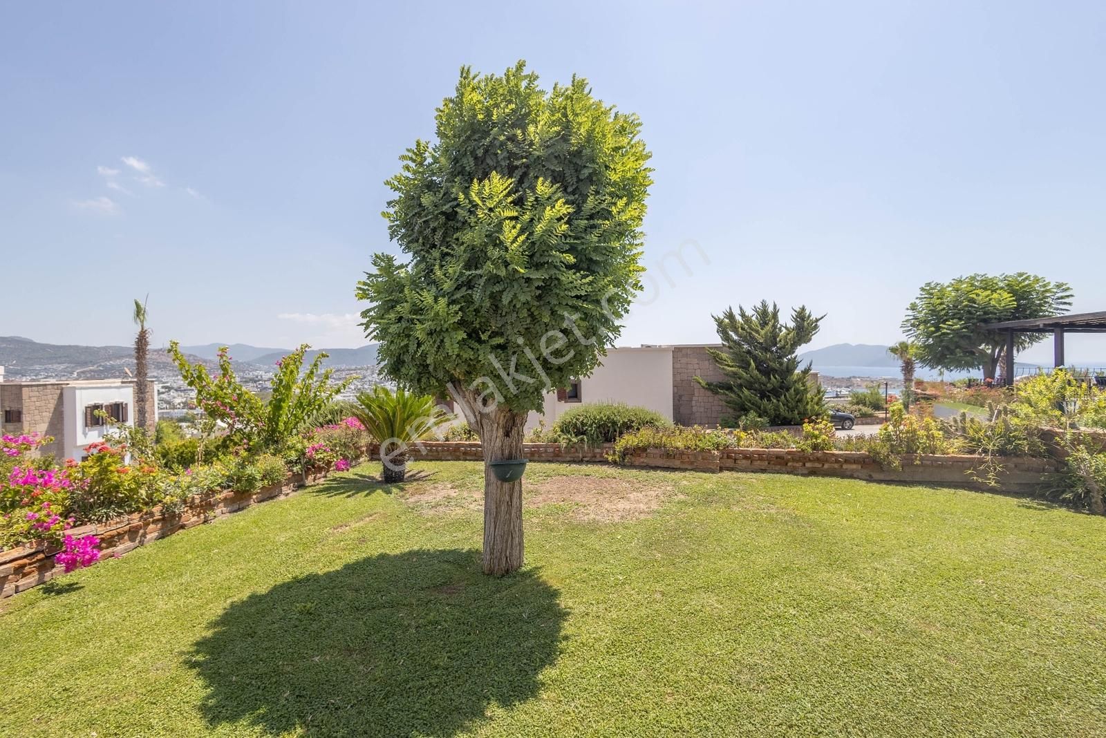 Bitez'de Site İçerisinde Satılık 3+1 Havuzlu Müstakil Villa - Görsel 2